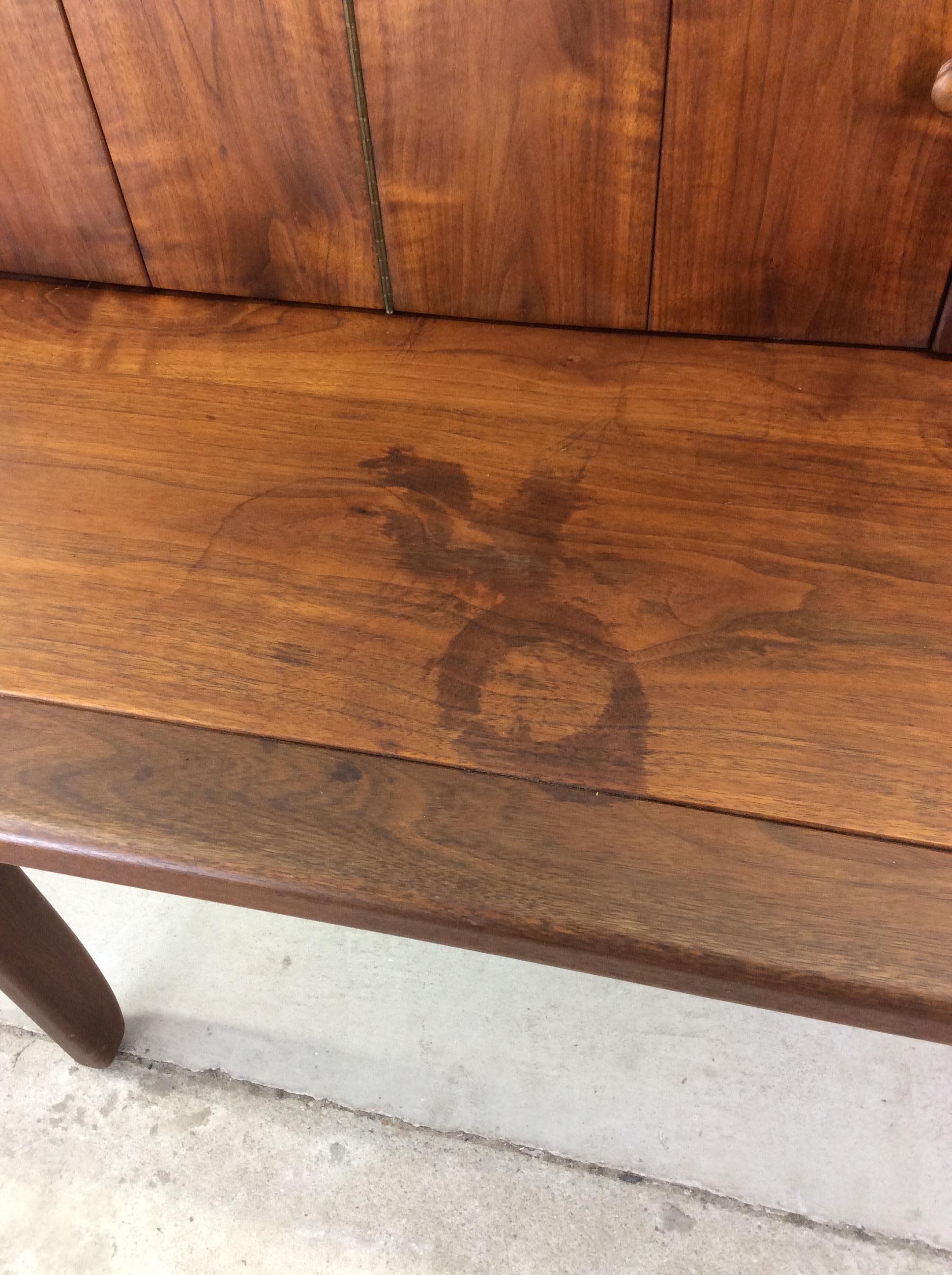 Mid Century Modern Massivholz-Schreibtisch mit Stauraum im Zustand „Gut“ in Freehold, NJ