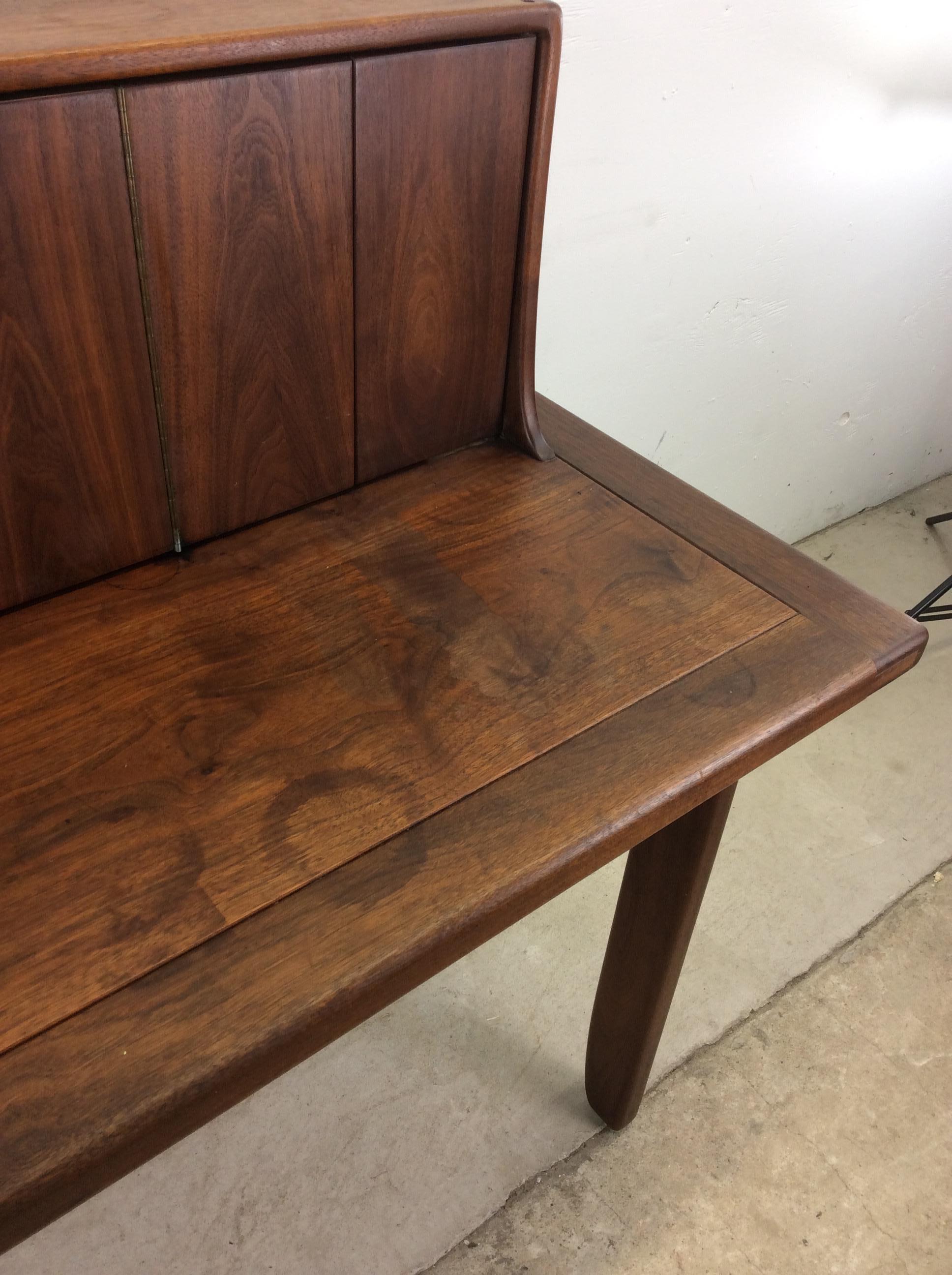 Mid Century Modern Massivholz-Schreibtisch mit Stauraum (20. Jahrhundert)