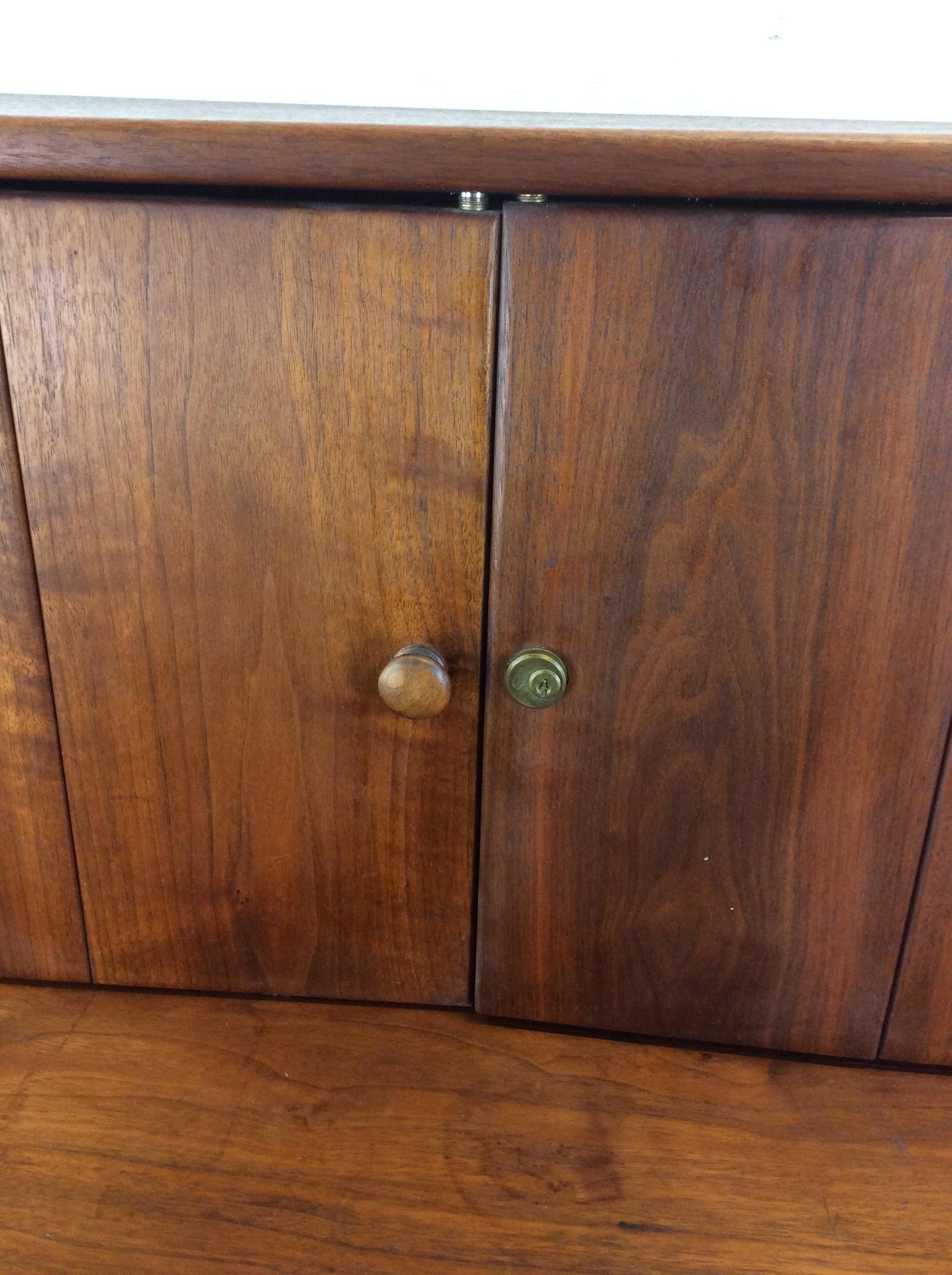 Mid Century Modern Massivholz-Schreibtisch mit Stauraum (Walnuss)