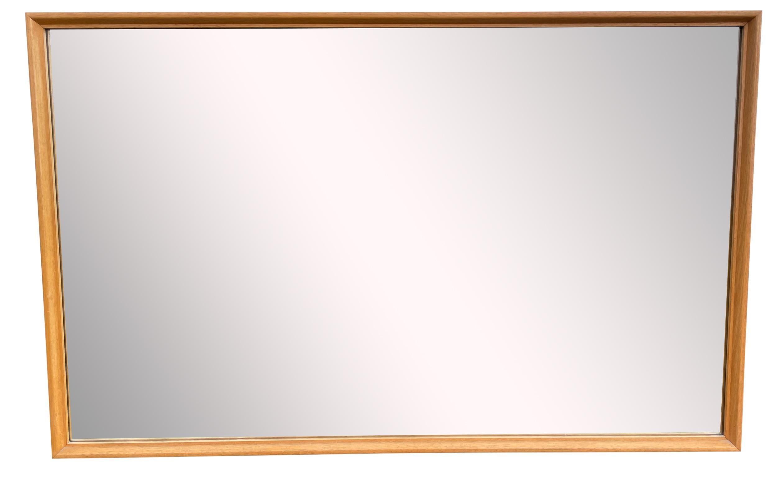 Specchio da parete di grandi dimensioni con cornice in rovere bianco massiccio, in stile Mid-Century Modern. Collegato alla mano orizzontale. 

Misura 51