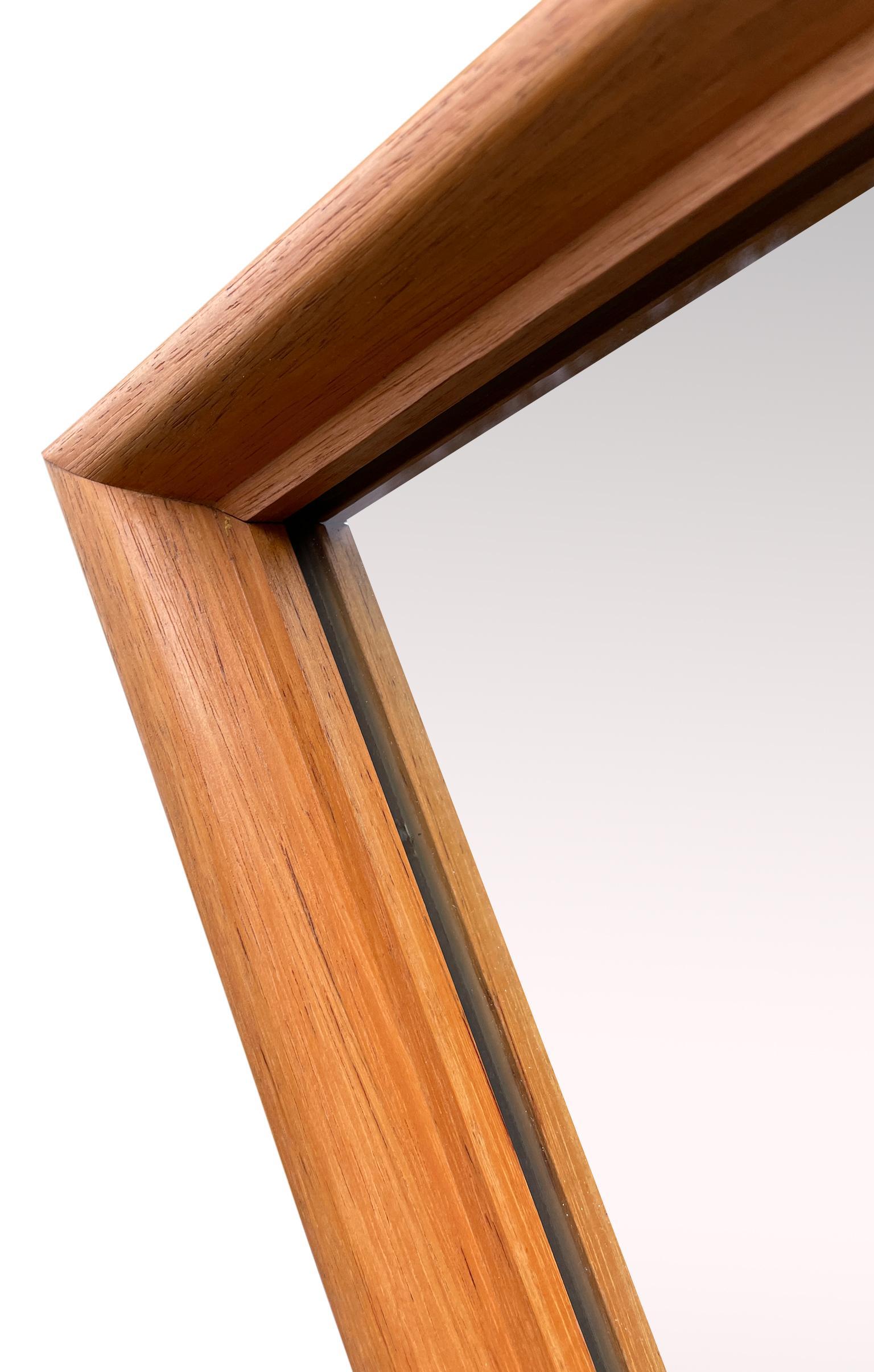 Specchio da parete di grandi dimensioni con cornice in legno massiccio di Oak Oak bianco, moderno e di metà secolo In condizioni buone in vendita a Brooklyn, NY