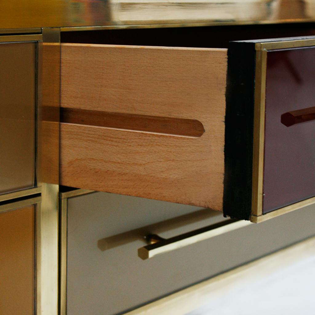 Credenza italiana di metà secolo in legno massiccio e vetro colorato in vendita 4