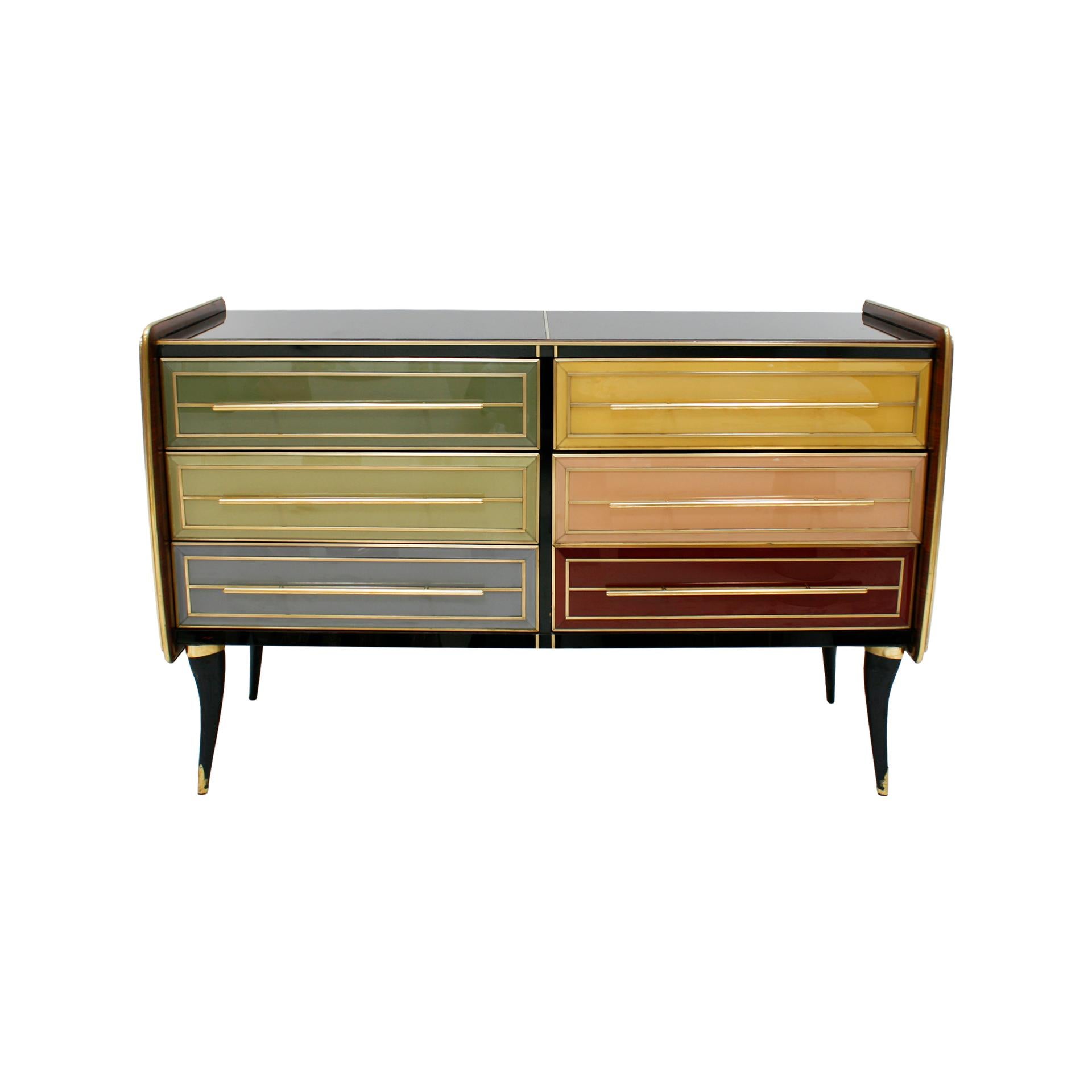 Questa credenza italiana degli anni '50 presenta una struttura originale in legno massiccio ornata da vetri colorati, completata da maniglie e dettagli in ottone. Con sei cassetti, unisce il fascino vintage a un design funzionale. 

I tempi di