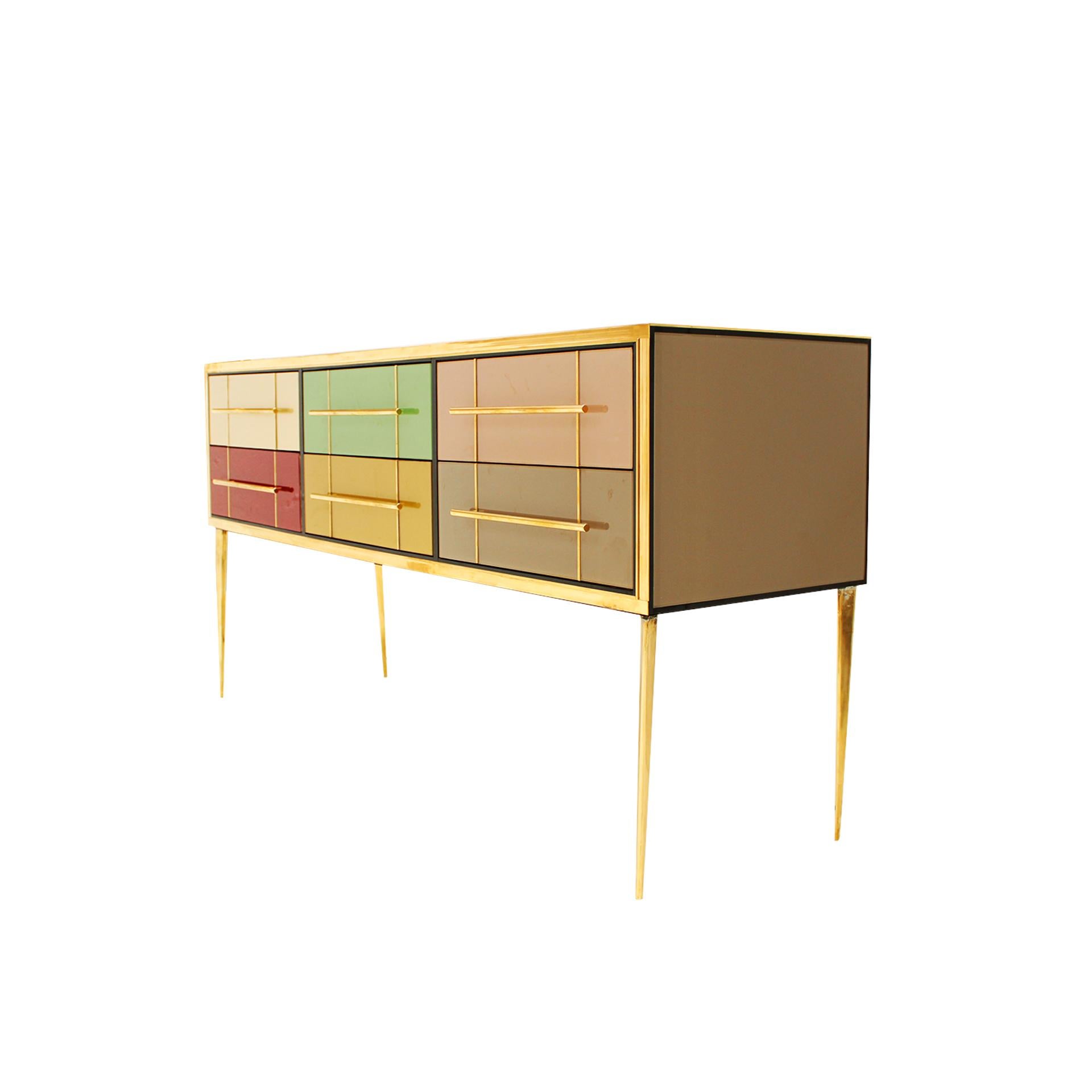 Il sideborad è composto da 6 cassetti con struttura in legno massiccio originale degli anni '50 rivestita in vetro colorato. Maniglie, profili e gambe in ottone. Italia.

La produzione può durare dalle 5 alle 6 settimane.

Il nostro obiettivo