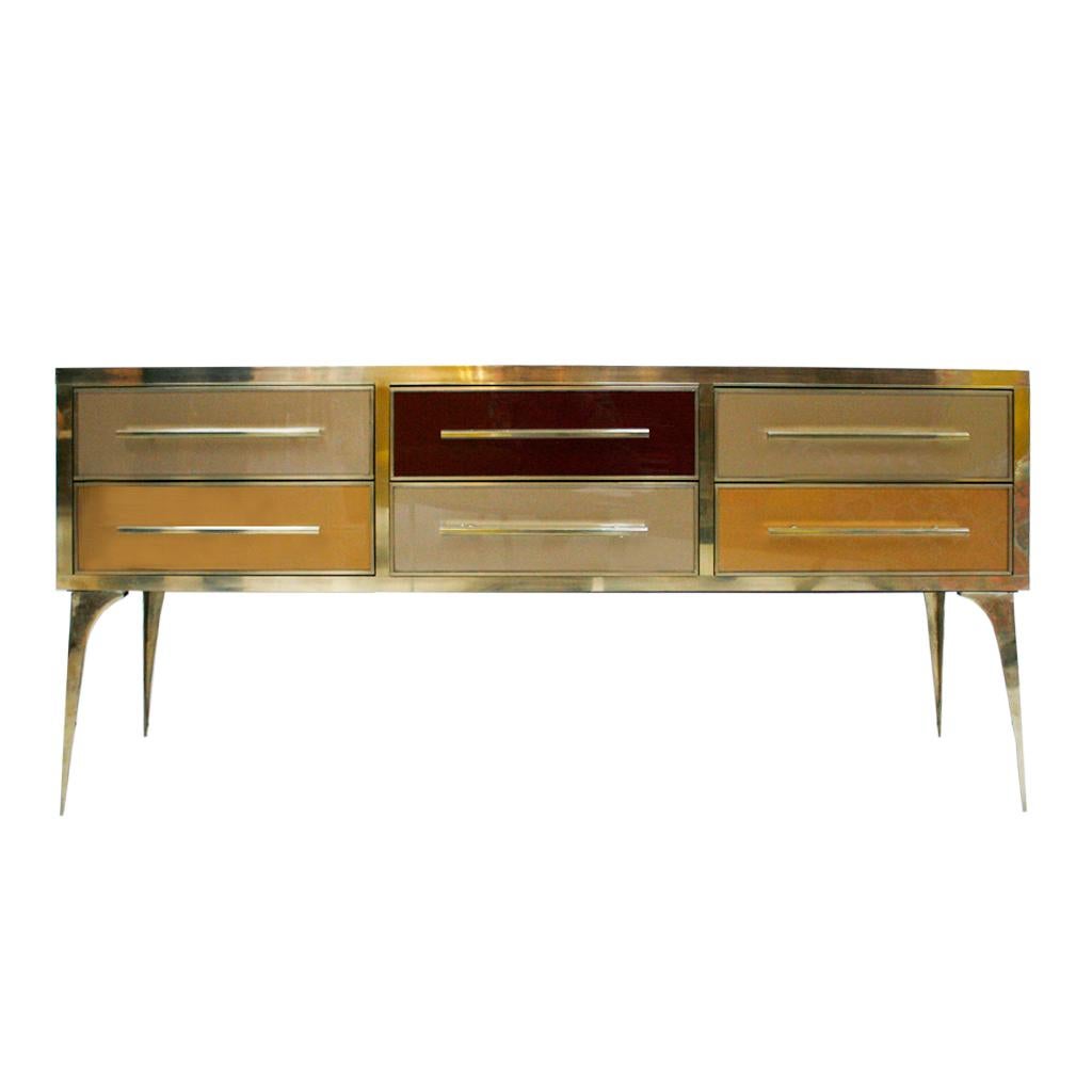Fabriquée en structure de bois massif des années 1950 et recouverte de verre coloré de Murano. Composé de six tiroirs avec poignées et pieds en laiton.

Notre principal objectif est la satisfaction du client, c'est pourquoi nous incluons dans le