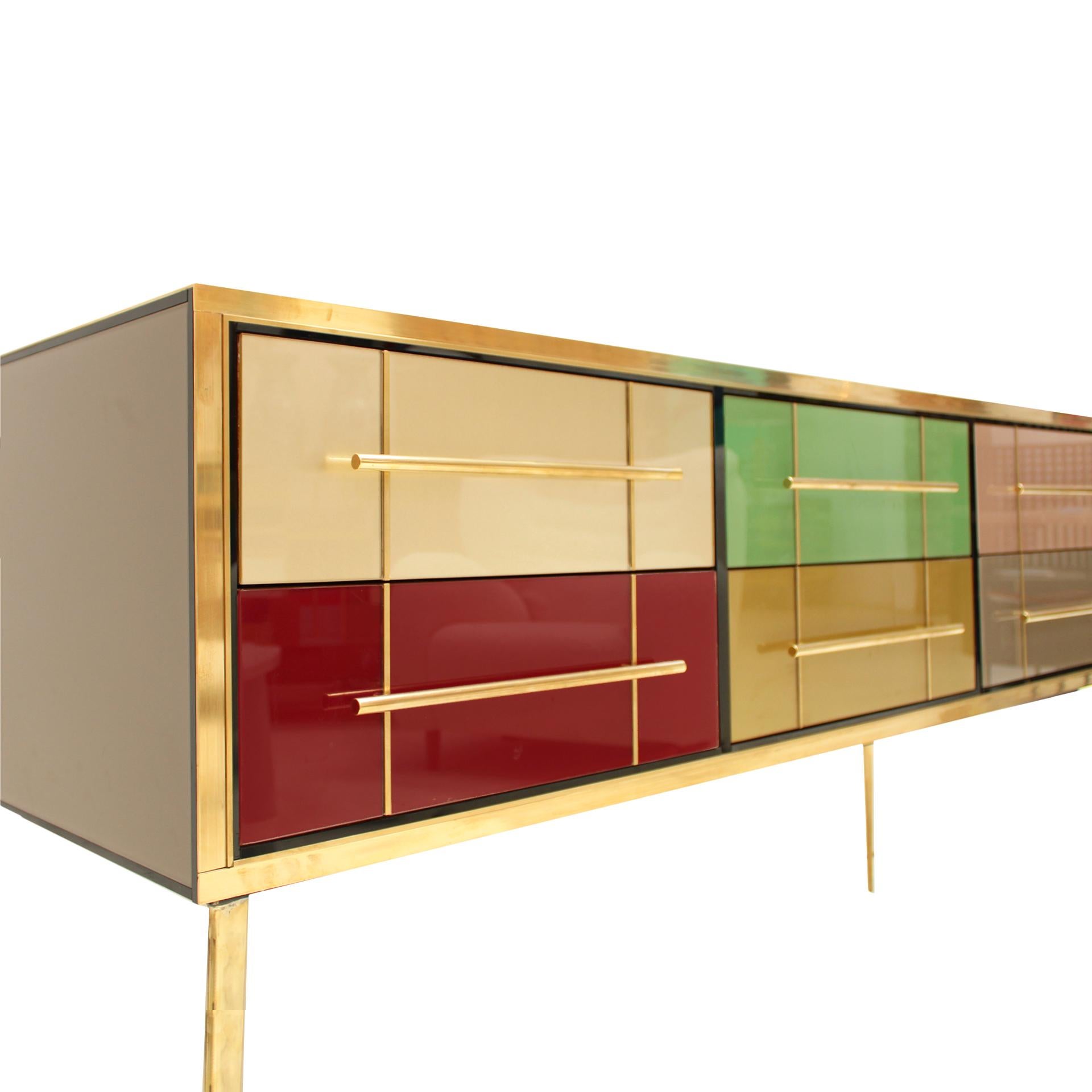 Mid-Century Modern Buffet italien en bois massif et verre coloré The Moderns en vente