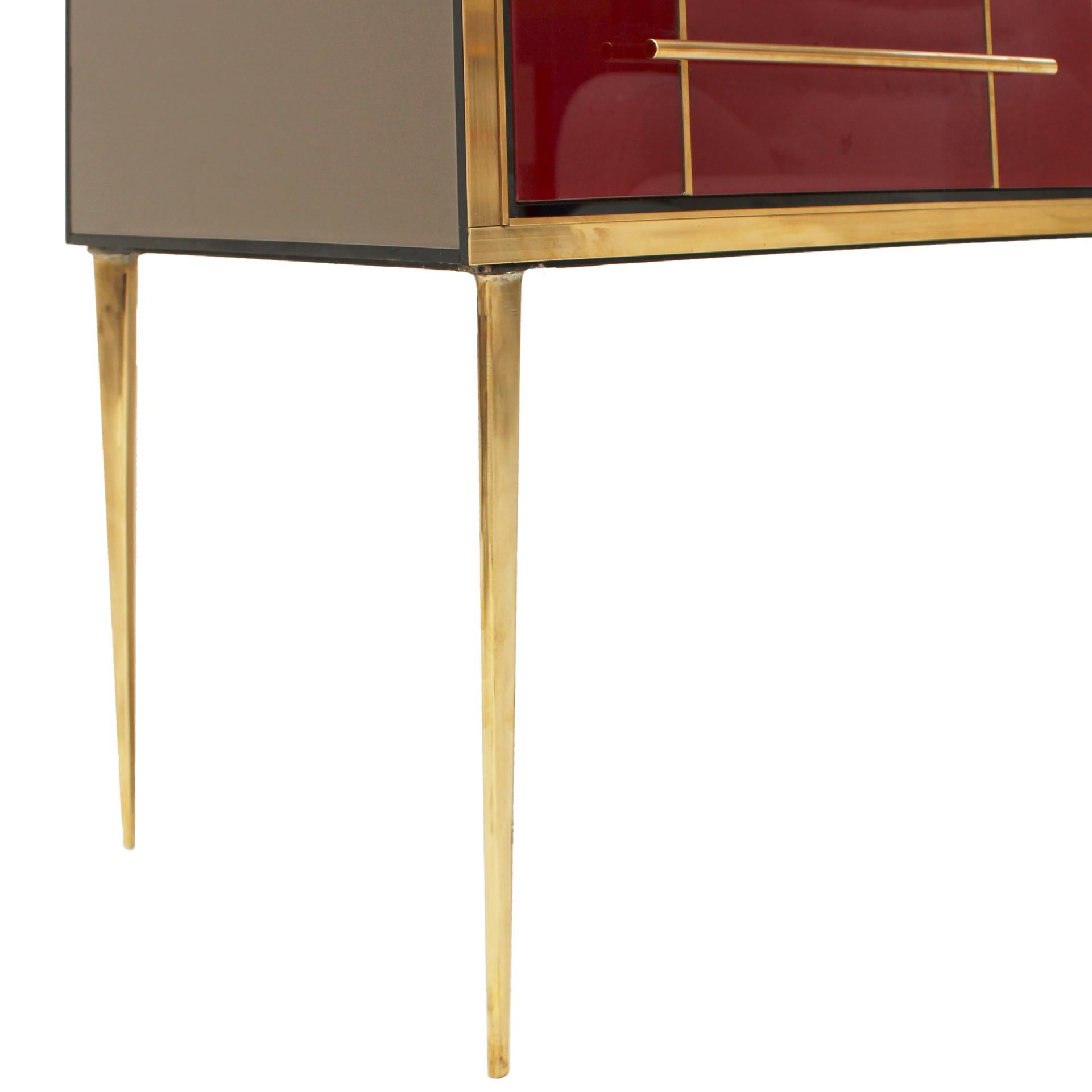 Credenza italiana di metà secolo in legno massiccio e vetro colorato In condizioni buone in vendita a Madrid, ES