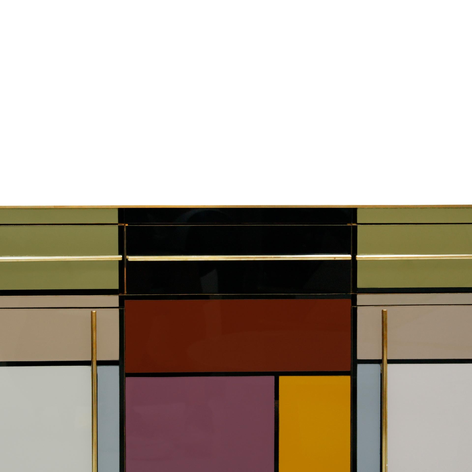 Modernes italienisches Sideboard aus Massivholz und farbigem Glas aus der Mitte des Jahrhunderts im Zustand „Gut“ im Angebot in Madrid, ES