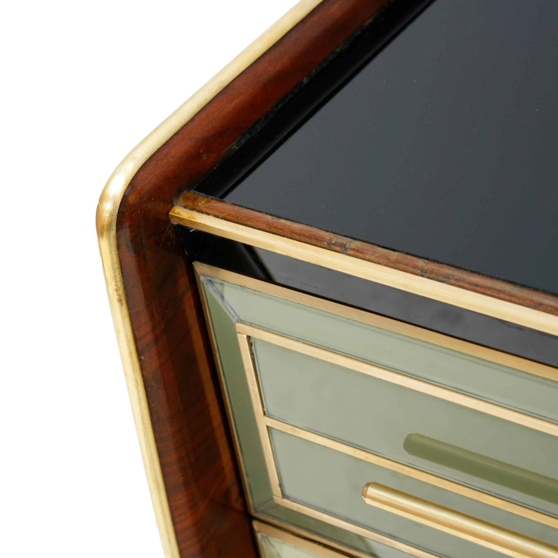 Metà XX secolo Credenza italiana di metà secolo in legno massiccio e vetro colorato in vendita