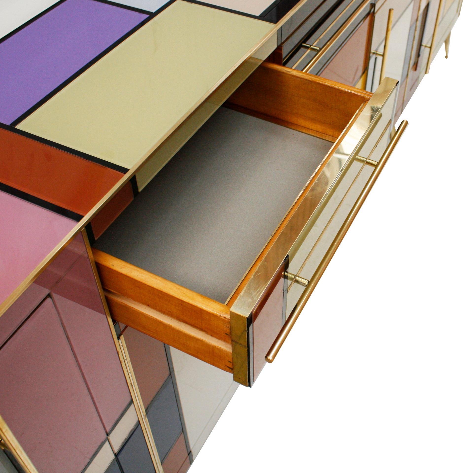 Modernes italienisches Sideboard aus Massivholz und farbigem Glas aus der Mitte des Jahrhunderts (Mitte des 20. Jahrhunderts) im Angebot