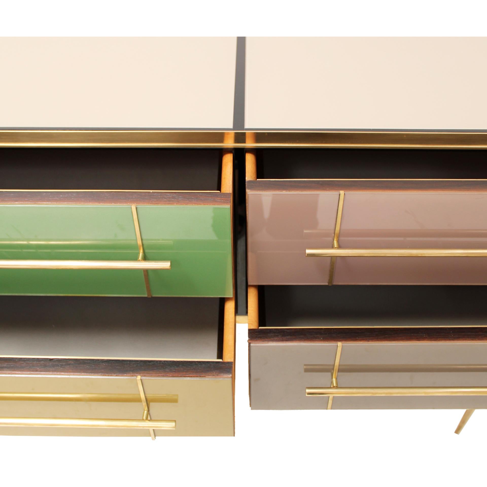 Ottone Credenza italiana di metà secolo in legno massiccio e vetro colorato in vendita