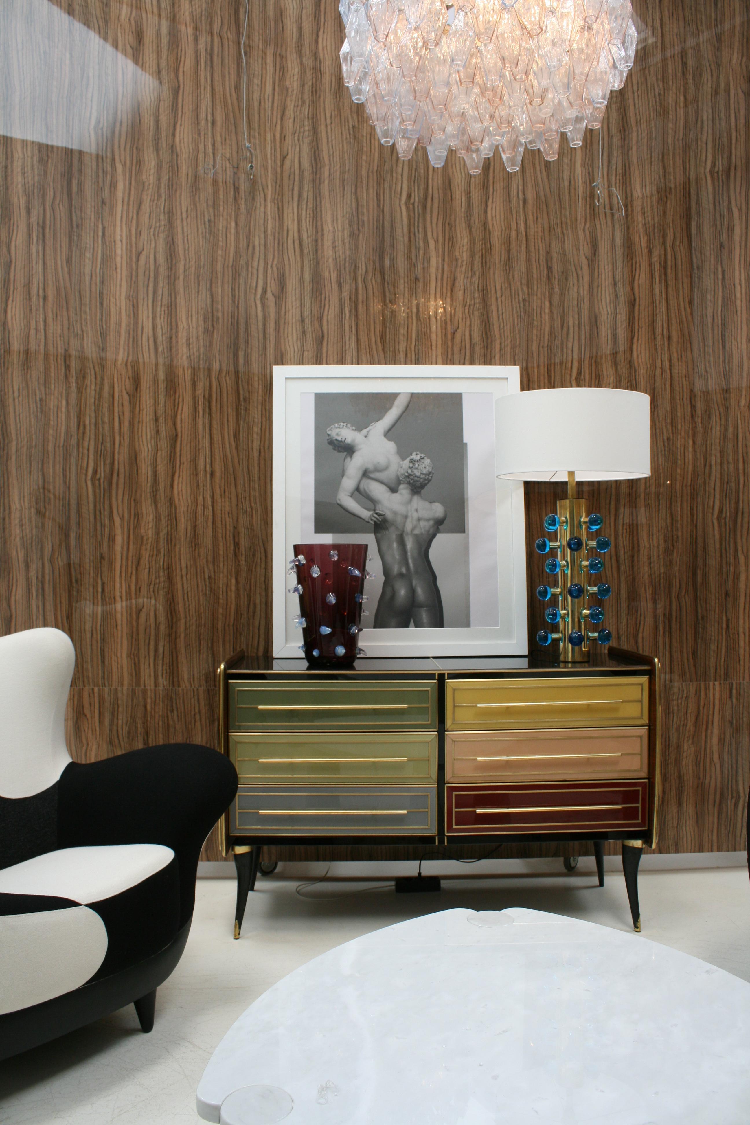 Ottone Credenza italiana di metà secolo in legno massiccio e vetro colorato in vendita