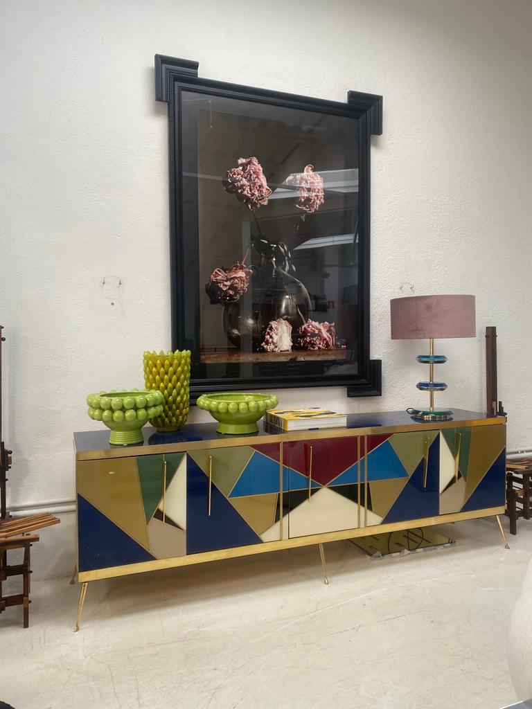 Modernes italienisches Sideboard aus Massivholz und farbigem Glas aus der Mitte des Jahrhunderts (Messing) im Angebot