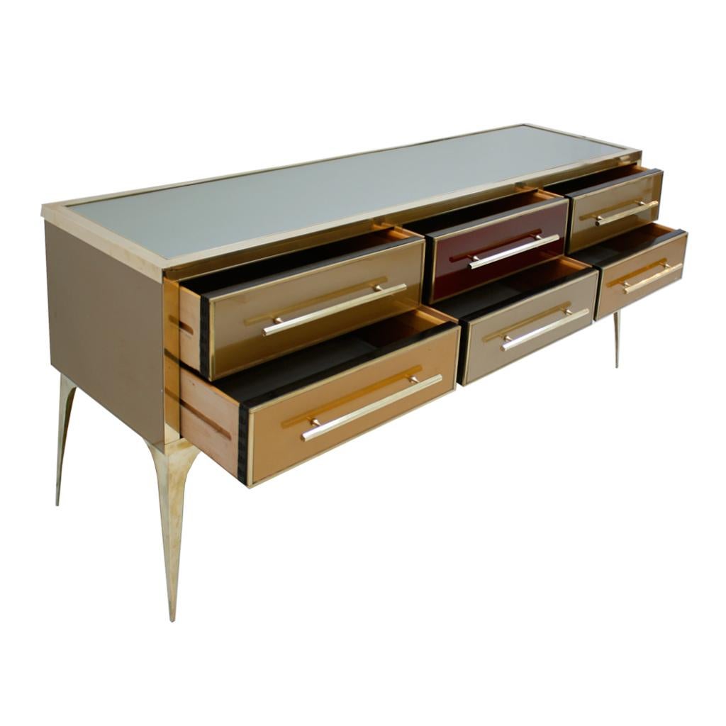 Modernes italienisches Sideboard aus Massivholz und farbigem Glas aus der Mitte des Jahrhunderts (Messing) im Angebot