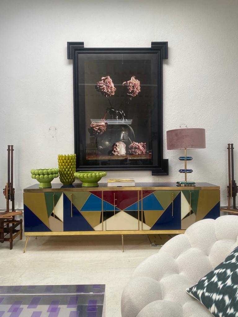 Modernes italienisches Sideboard aus Massivholz und farbigem Glas aus der Mitte des Jahrhunderts im Angebot 1