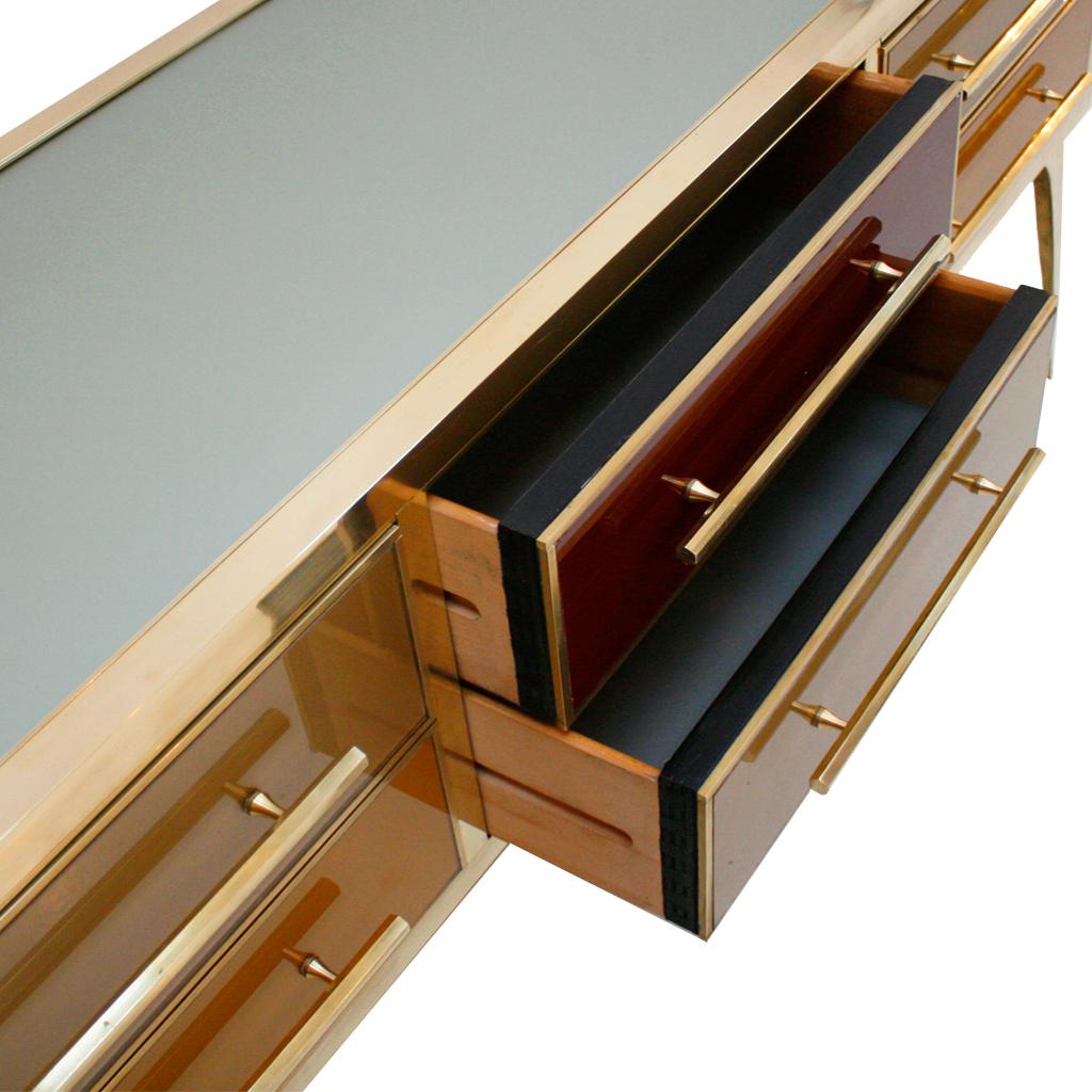 Credenza italiana di metà secolo in legno massiccio e vetro colorato in vendita 2