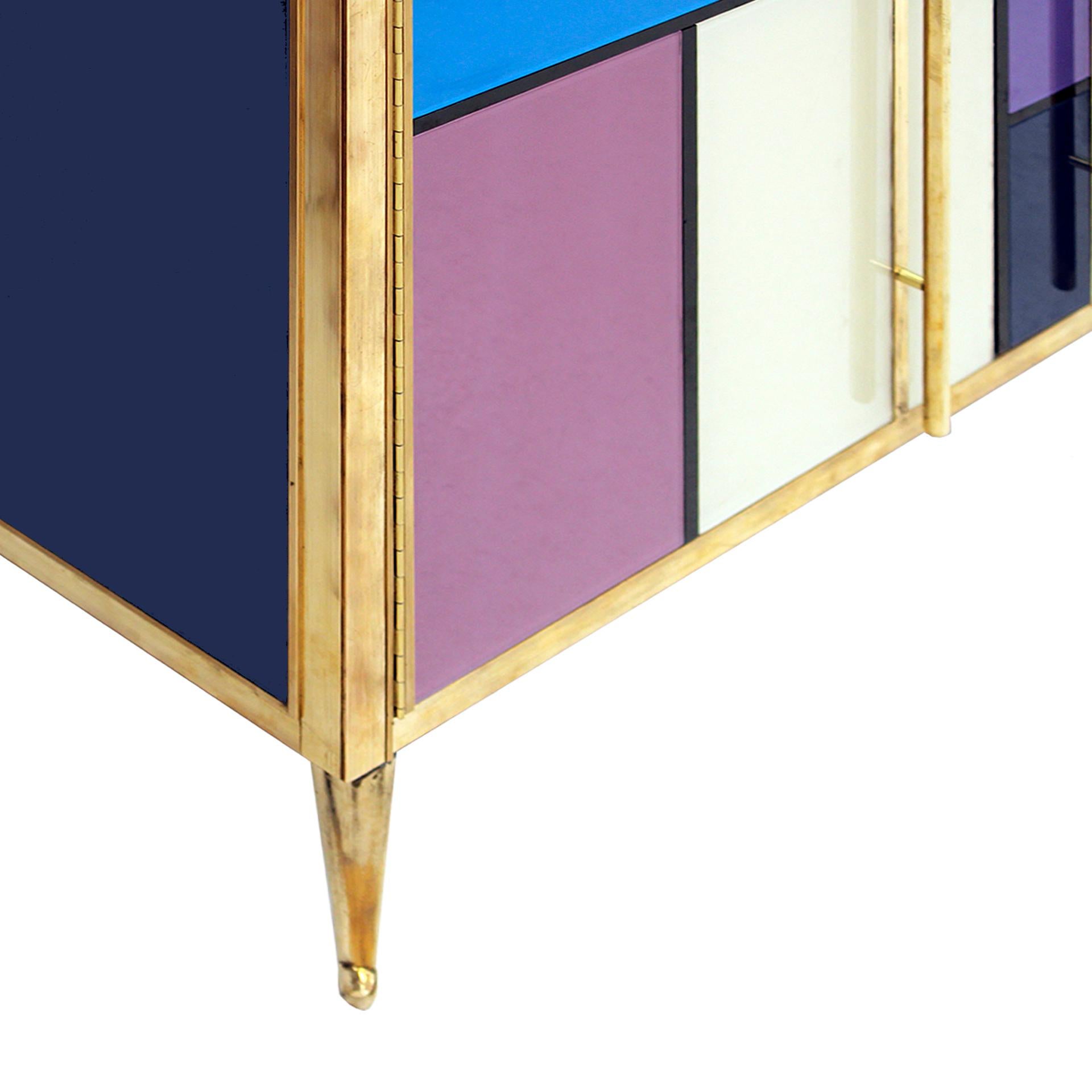 Italienisches Sideboard aus Massivholz und farbigem Glas im modernen Stil der Mitte des Jahrhunderts (Moderne der Mitte des Jahrhunderts) im Angebot