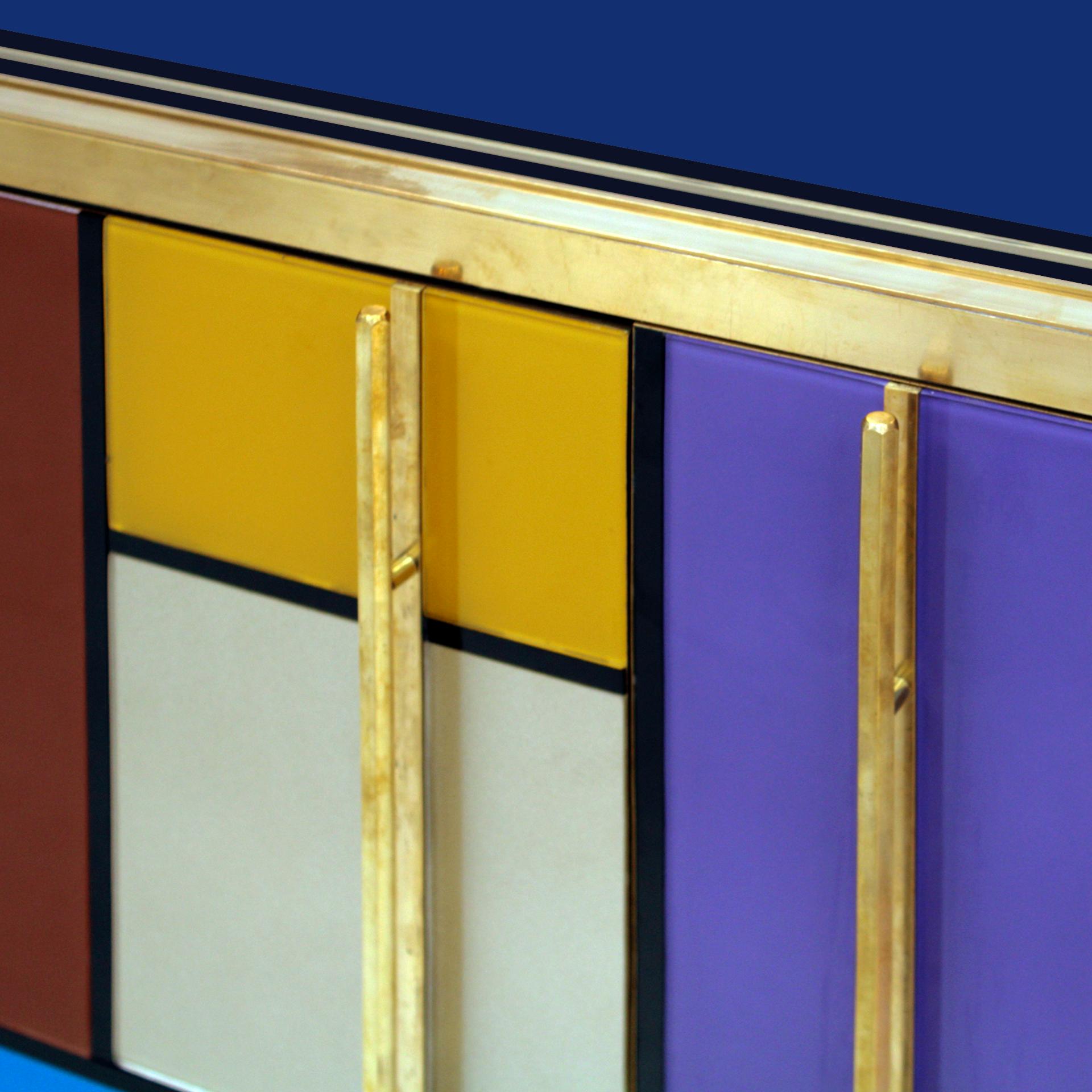 Italienisches Sideboard aus Massivholz und farbigem Glas im modernen Stil der Mitte des Jahrhunderts im Zustand „Gut“ im Angebot in Madrid, ES