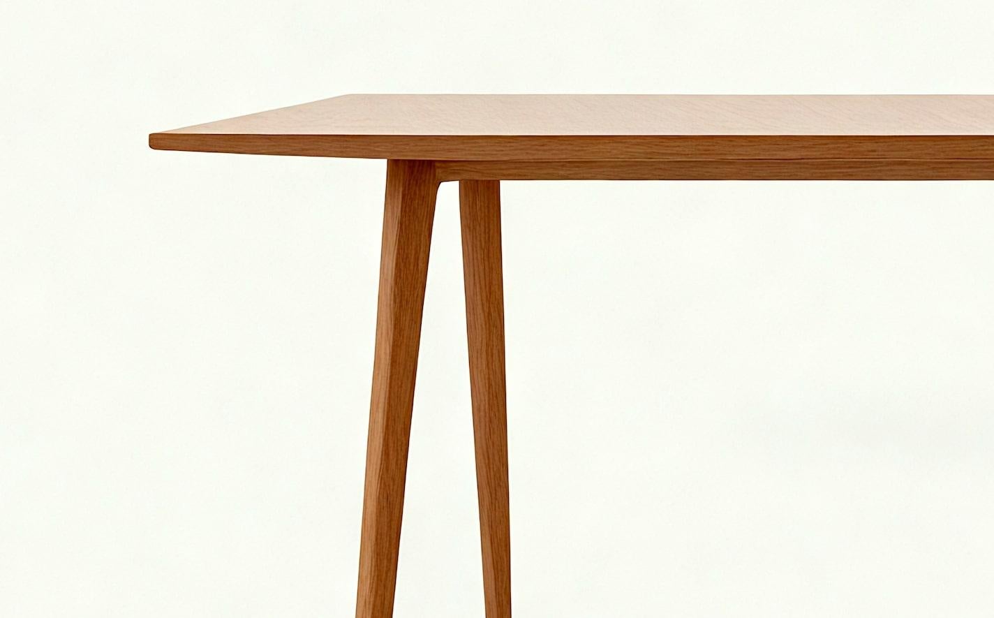 Progettato per chi apprezza l'artigianato, questo tavolo da lavoro in legno di teak lavorato a mano è un pezzo senza tempo che unisce l'abilità artigianale all'eleganza di metà secolo. Realizzato da abili artigiani con legno massiccio di teak