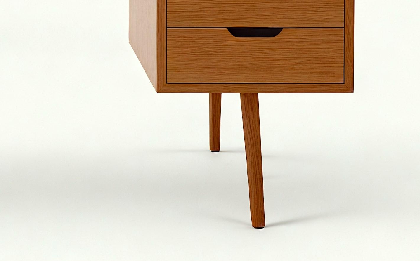 Mid-Century moderno Scrivania moderna di metà secolo in legno massiccio di Artisanal in vendita