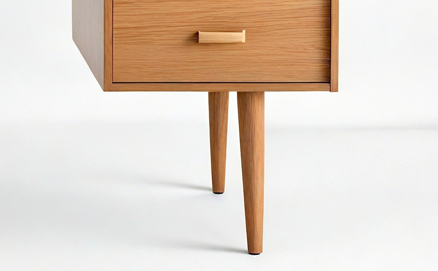 Fatto a mano Scrivania moderna di metà secolo in legno massiccio di Artisanal in vendita