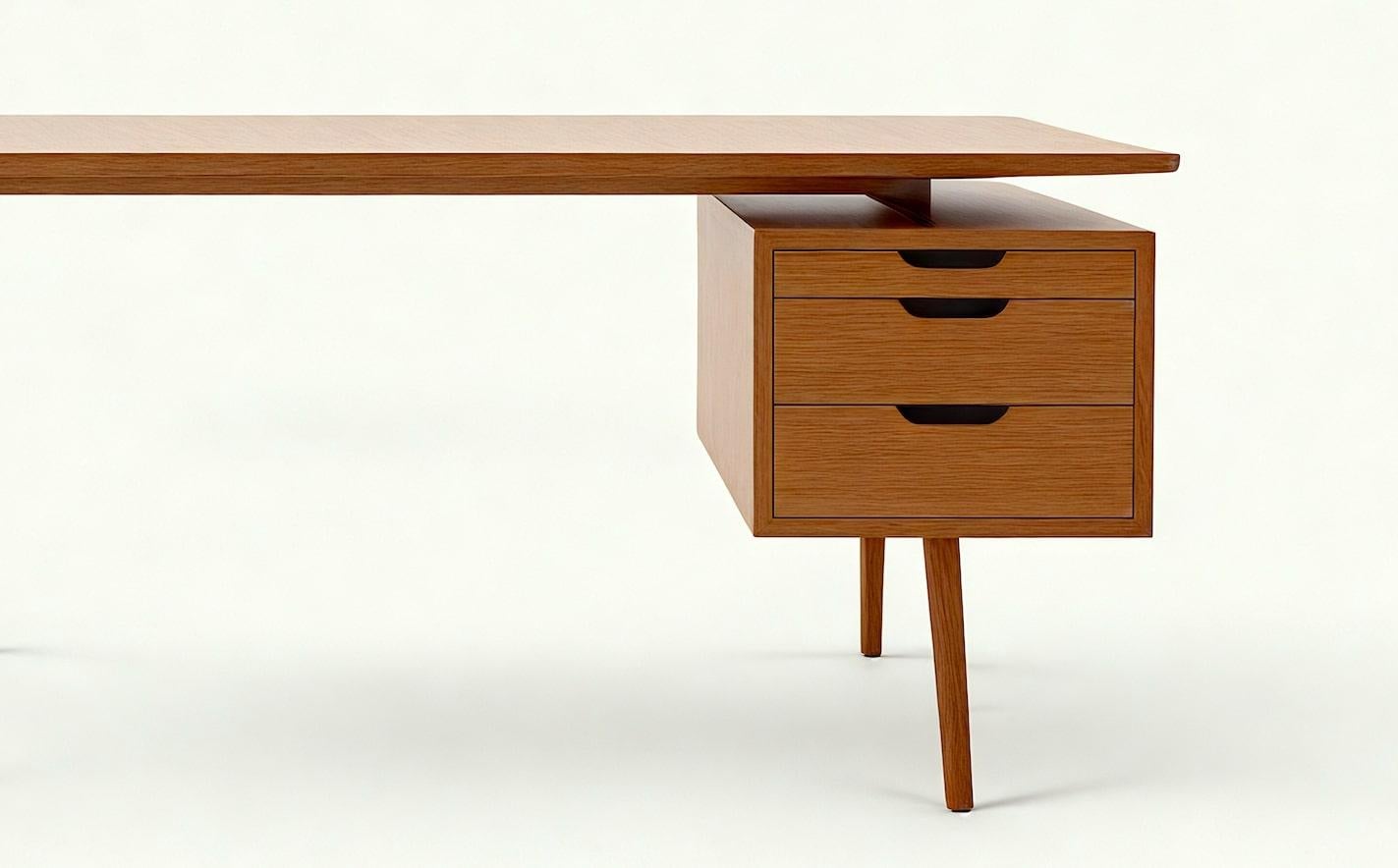 Scrivania moderna di metà secolo in legno massiccio di Artisanal In condizioni Nuovo in vendita a New York, NY