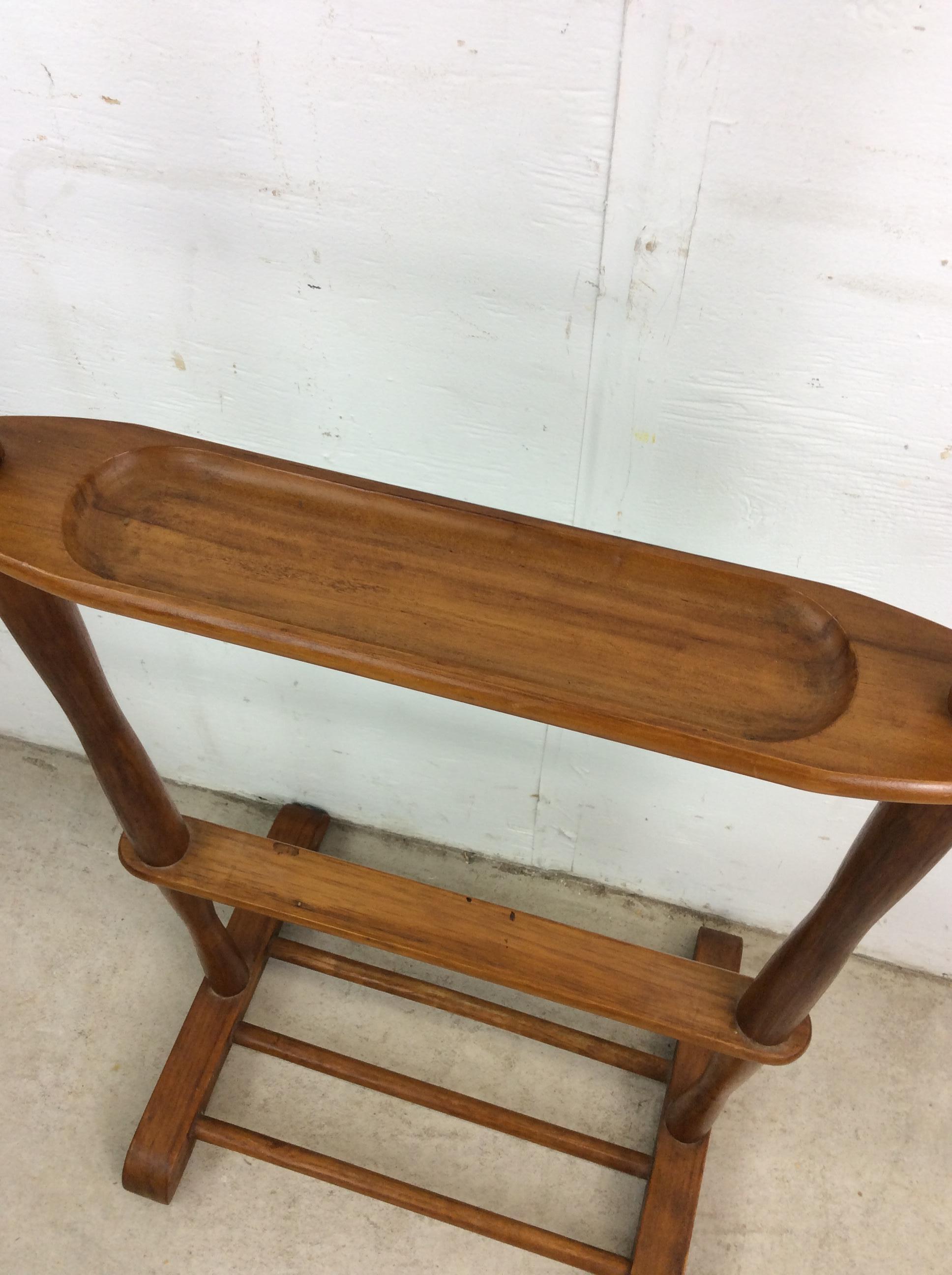 Valet de chambre pour homme en bois massif du milieu du siècle avec plateau sculpté pour les accessoires en vente 3