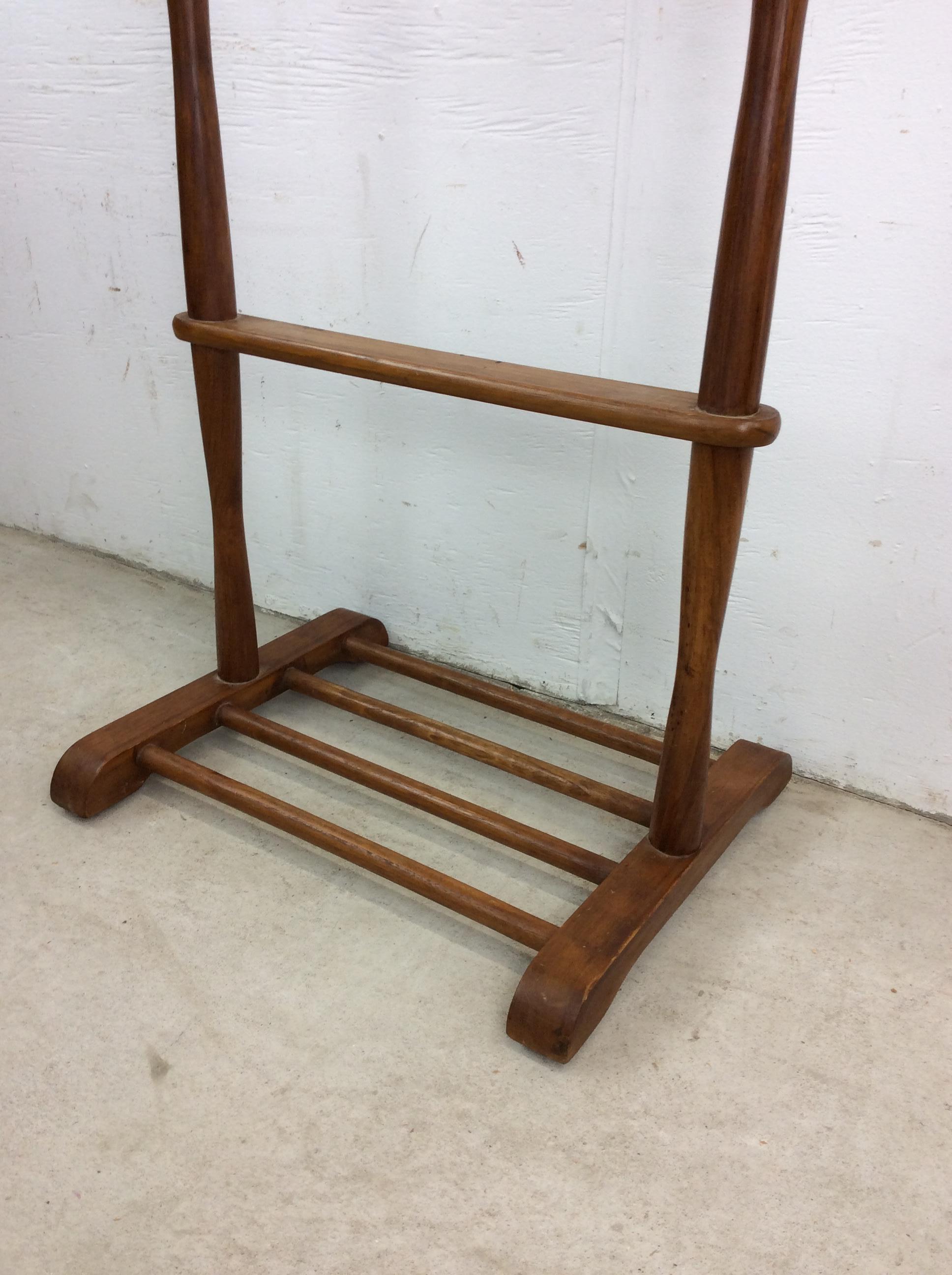 Valet de chambre pour homme en bois massif du milieu du siècle avec plateau sculpté pour les accessoires en vente 4