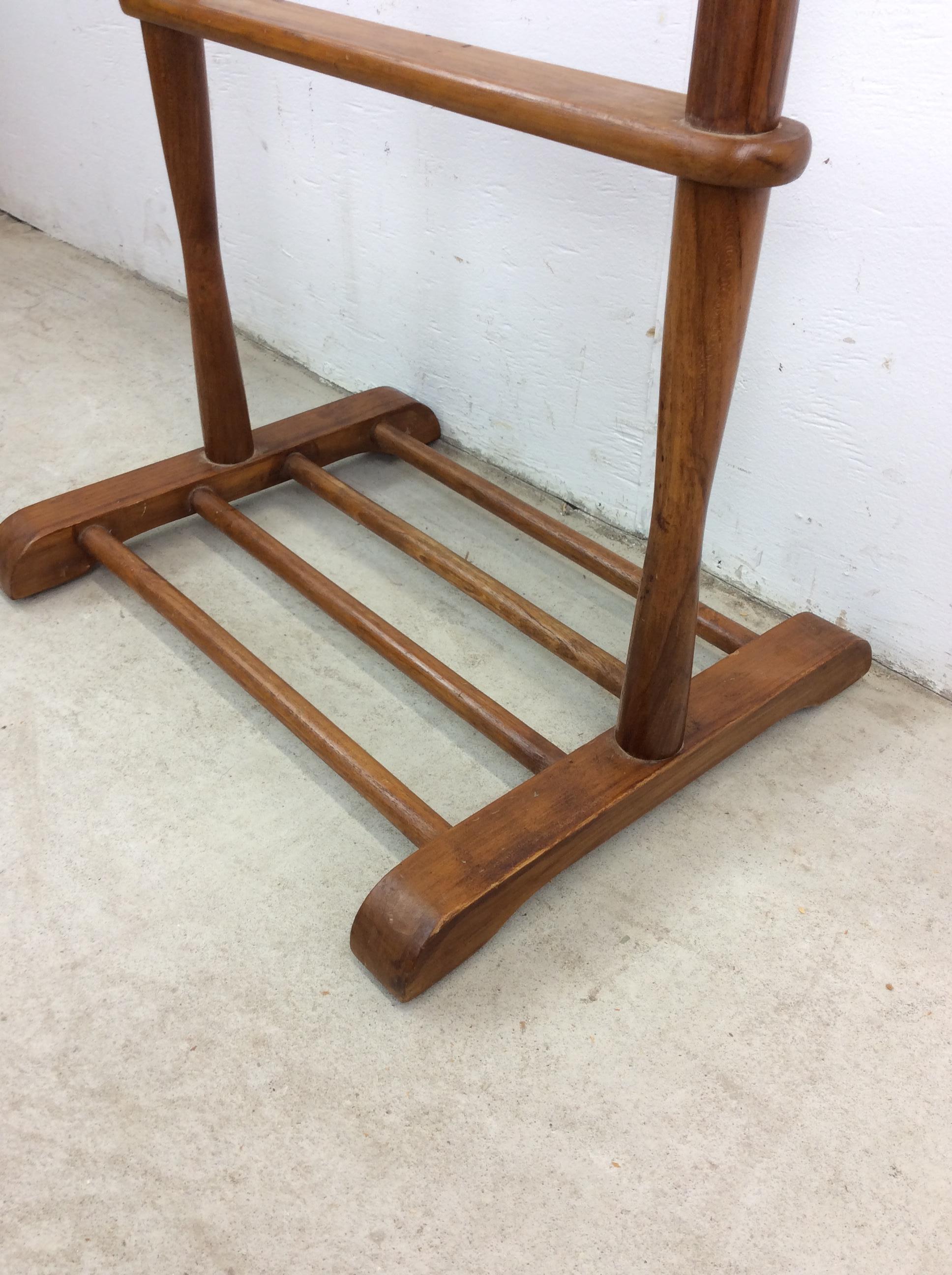 Valet de chambre pour homme en bois massif du milieu du siècle avec plateau sculpté pour les accessoires en vente 5