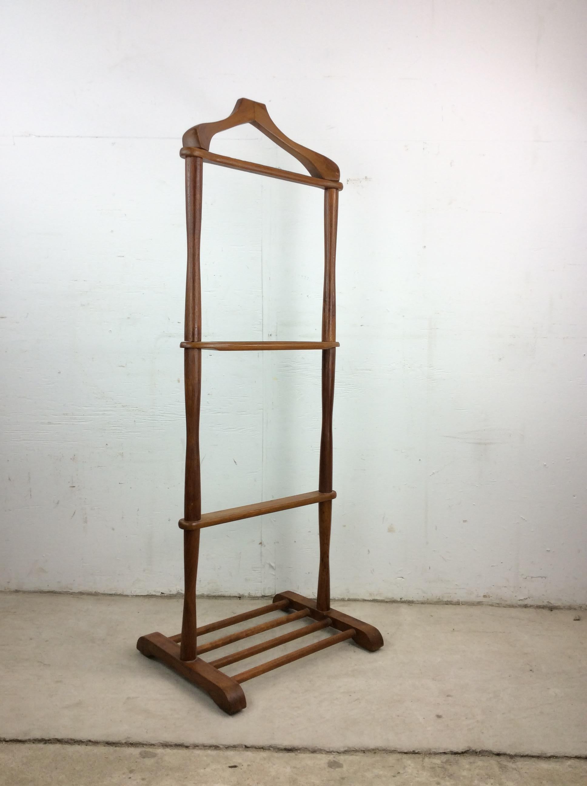 Valet de chambre pour homme en bois massif du milieu du siècle avec plateau sculpté pour les accessoires en vente 6