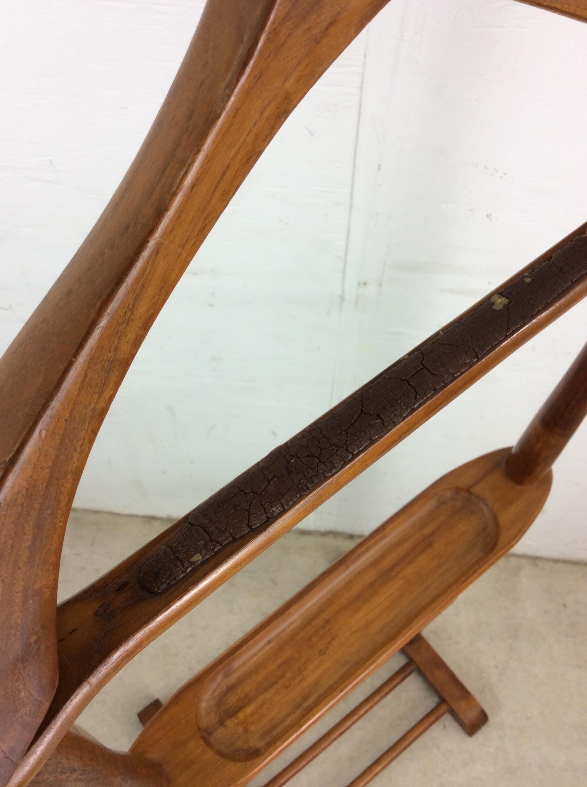 Valet de chambre pour homme en bois massif du milieu du siècle avec plateau sculpté pour les accessoires en vente 7