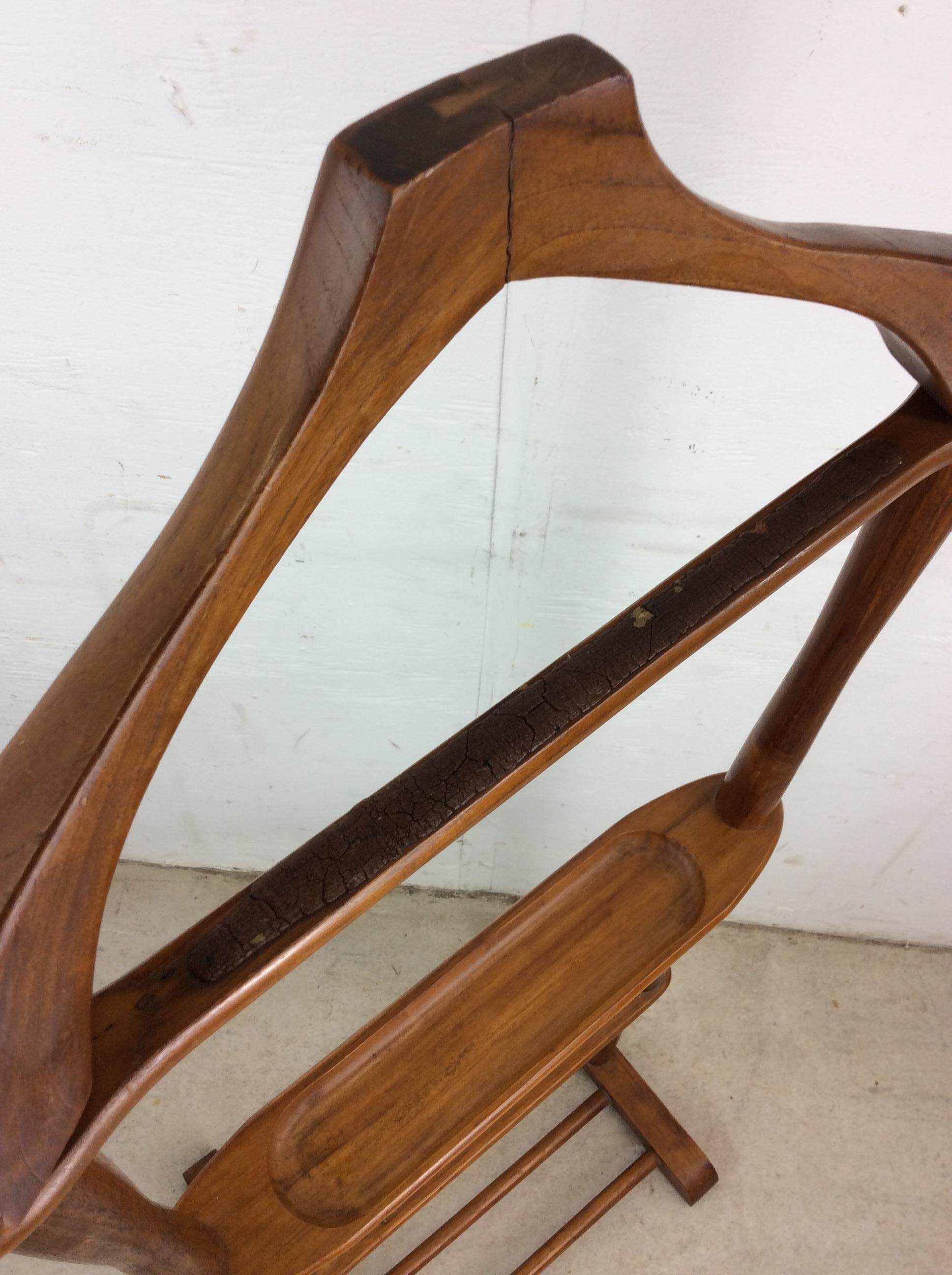 Valet de chambre pour homme en bois massif du milieu du siècle avec plateau sculpté pour les accessoires en vente 8