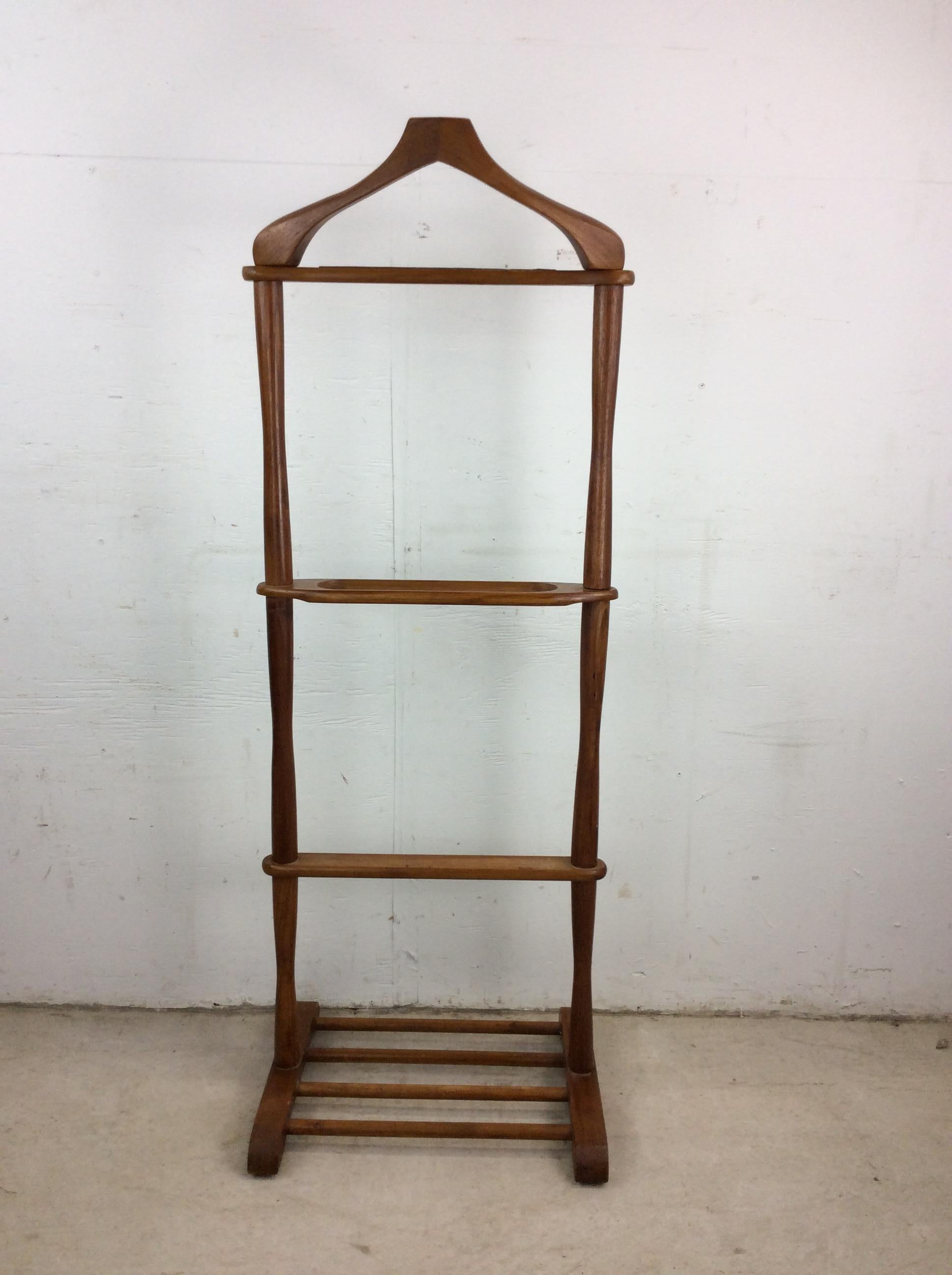 Valet de chambre pour homme en bois massif du milieu du siècle avec plateau sculpté pour les accessoires en vente 9