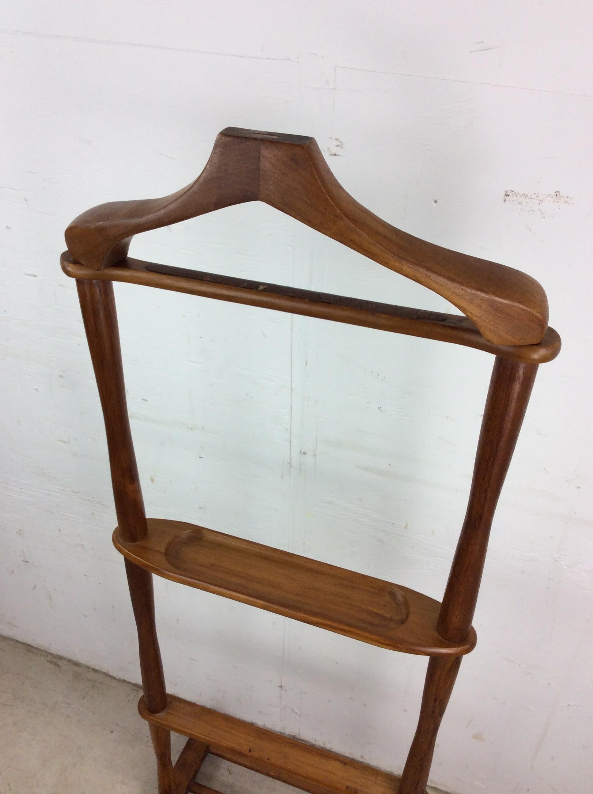 Valet de chambre pour homme en bois massif du milieu du siècle avec plateau sculpté pour les accessoires en vente 10