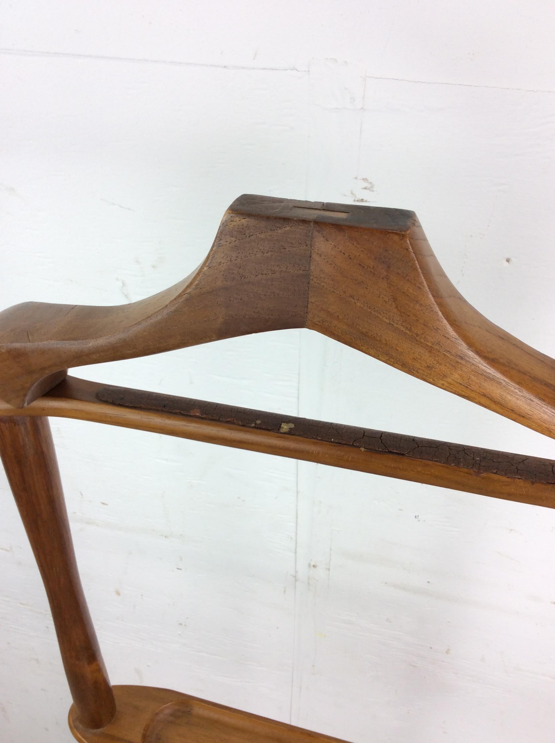 Valet de chambre pour homme en bois massif du milieu du siècle avec plateau sculpté pour les accessoires en vente 11