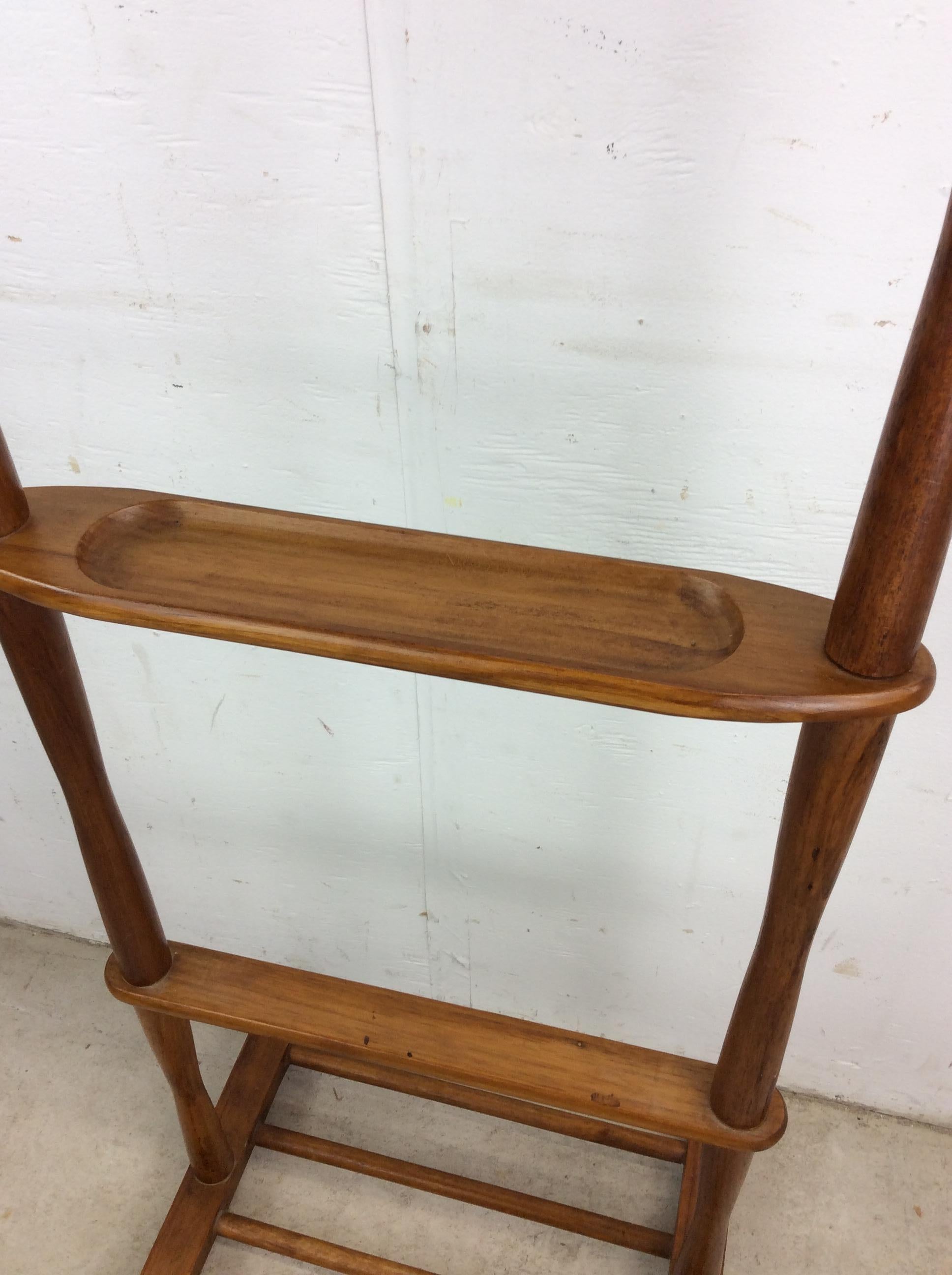 Valet de chambre pour homme en bois massif du milieu du siècle avec plateau sculpté pour les accessoires en vente 12