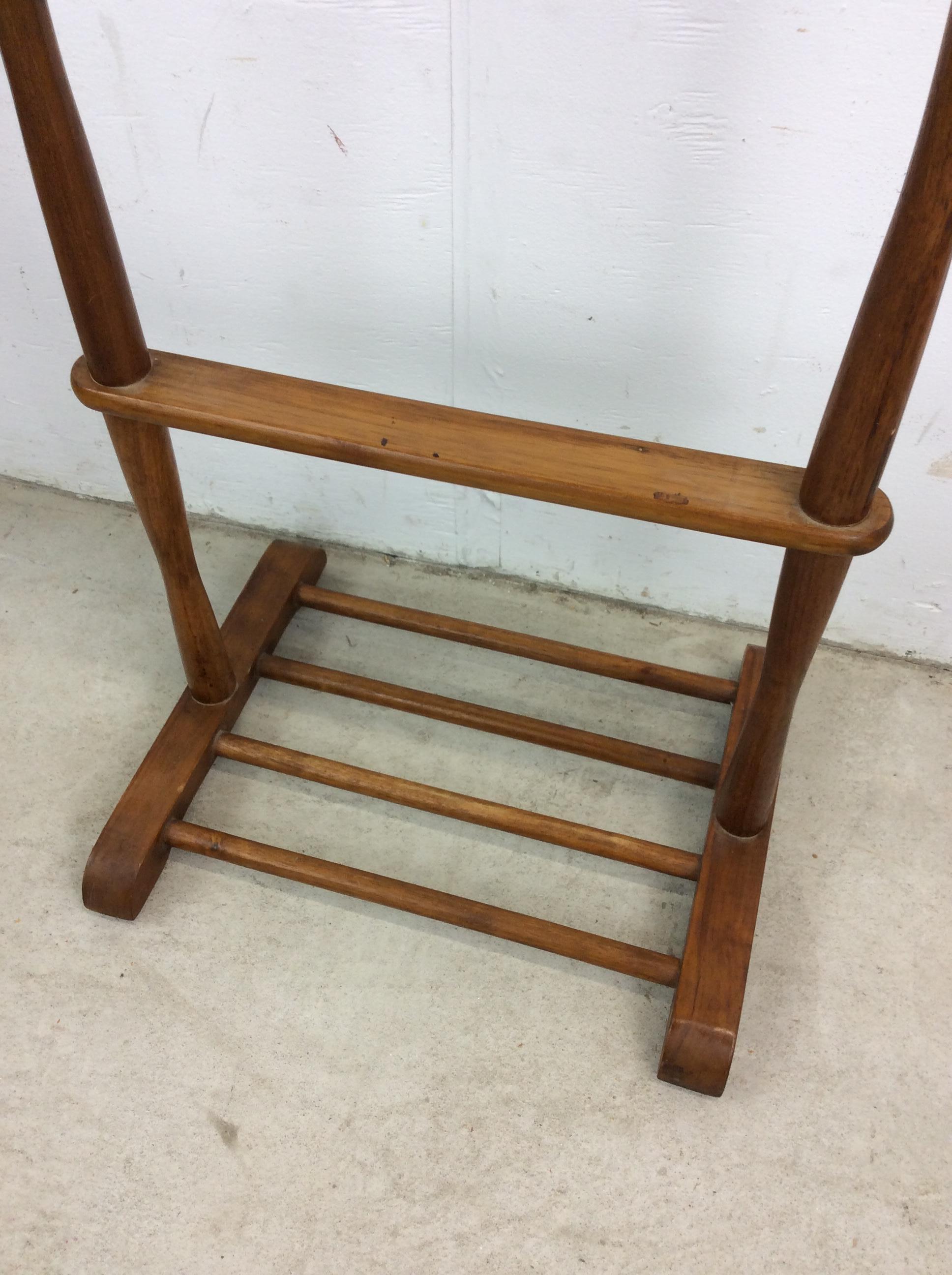 Valet de chambre pour homme en bois massif du milieu du siècle avec plateau sculpté pour les accessoires en vente 13