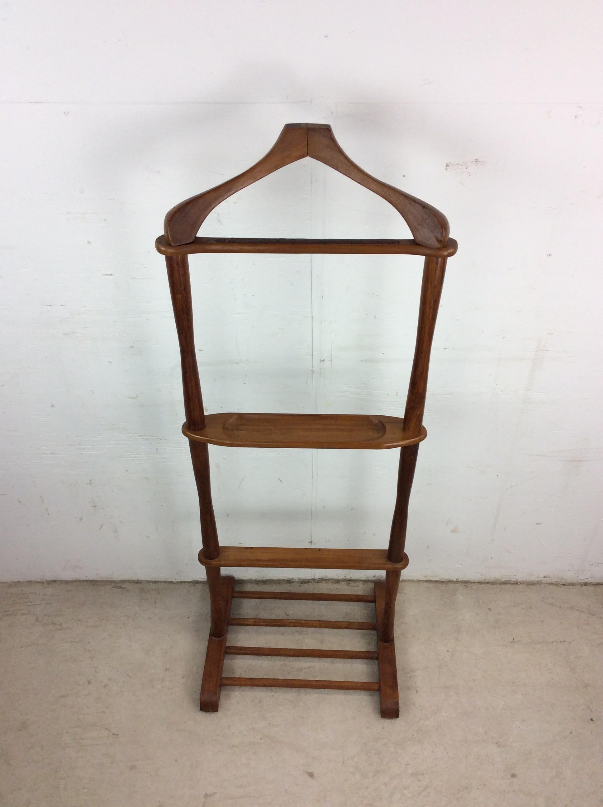 Mid-Century Modern Valet de chambre pour homme en bois massif du milieu du siècle avec plateau sculpté pour les accessoires en vente