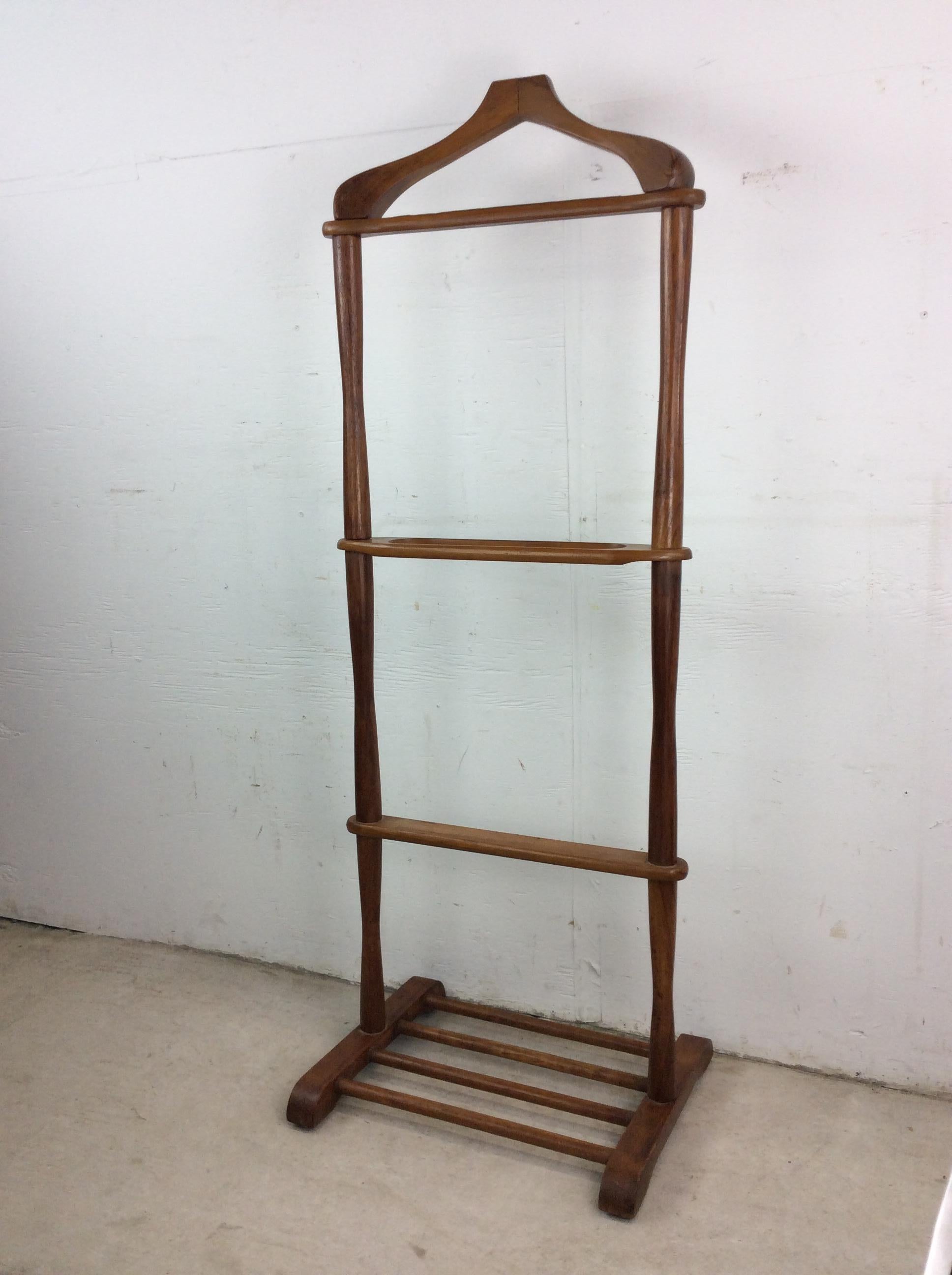 Inconnu Valet de chambre pour homme en bois massif du milieu du siècle avec plateau sculpté pour les accessoires en vente