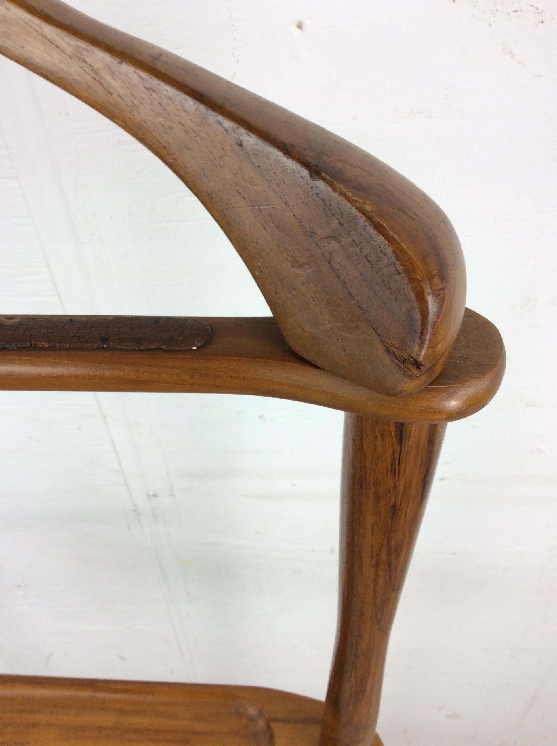 Valet de chambre pour homme en bois massif du milieu du siècle avec plateau sculpté pour les accessoires Bon état - En vente à Freehold, NJ