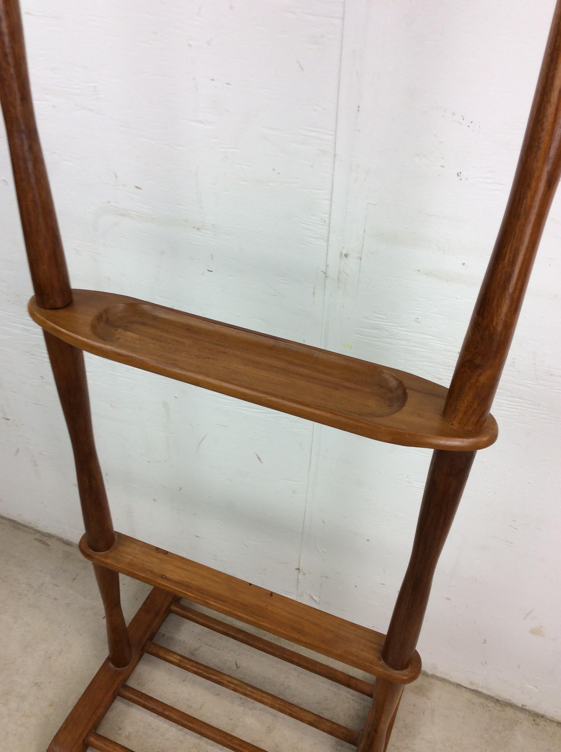 Valet de chambre pour homme en bois massif du milieu du siècle avec plateau sculpté pour les accessoires en vente 1