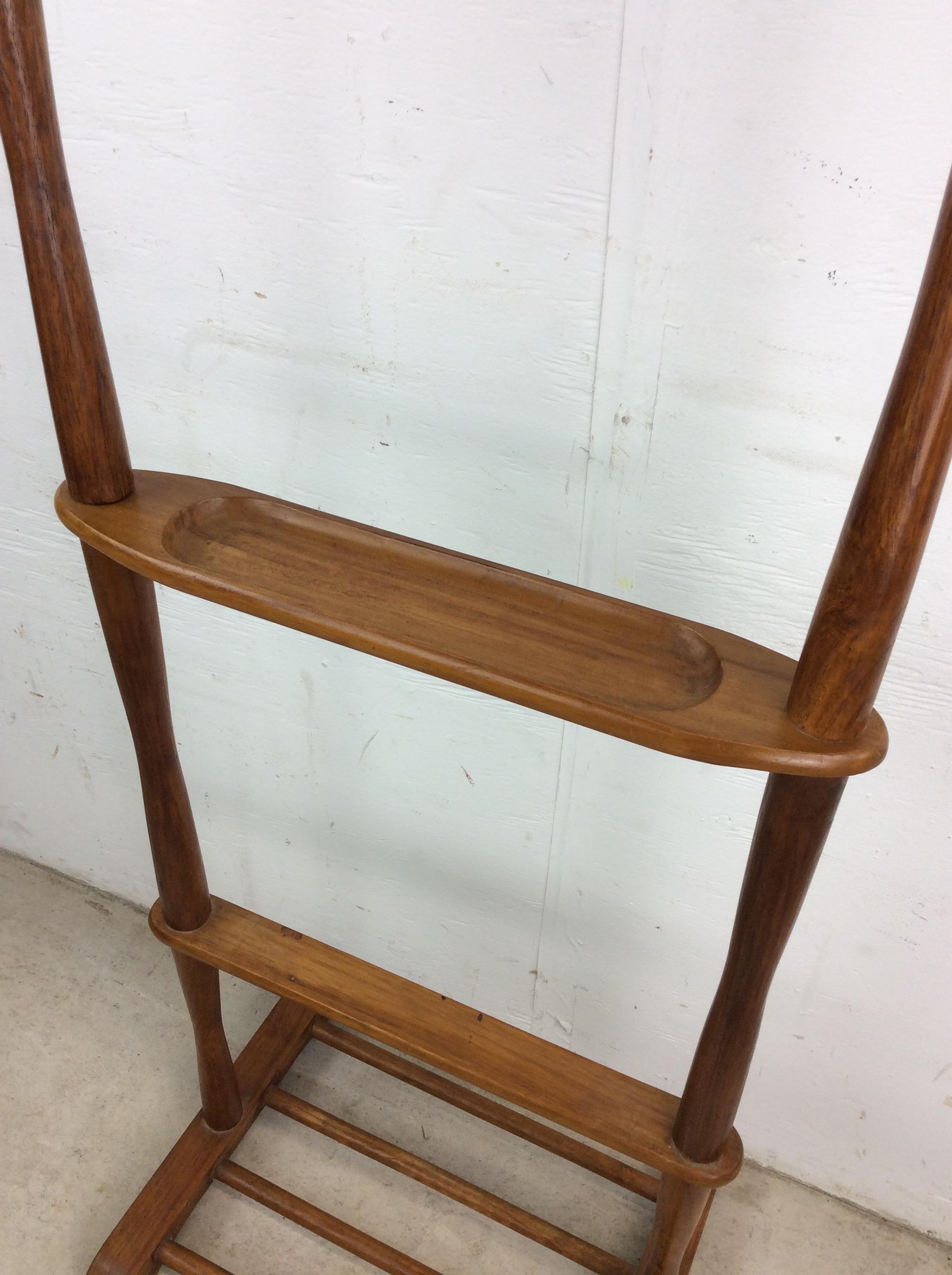 Valet de chambre pour homme en bois massif du milieu du siècle avec plateau sculpté pour les accessoires en vente 2