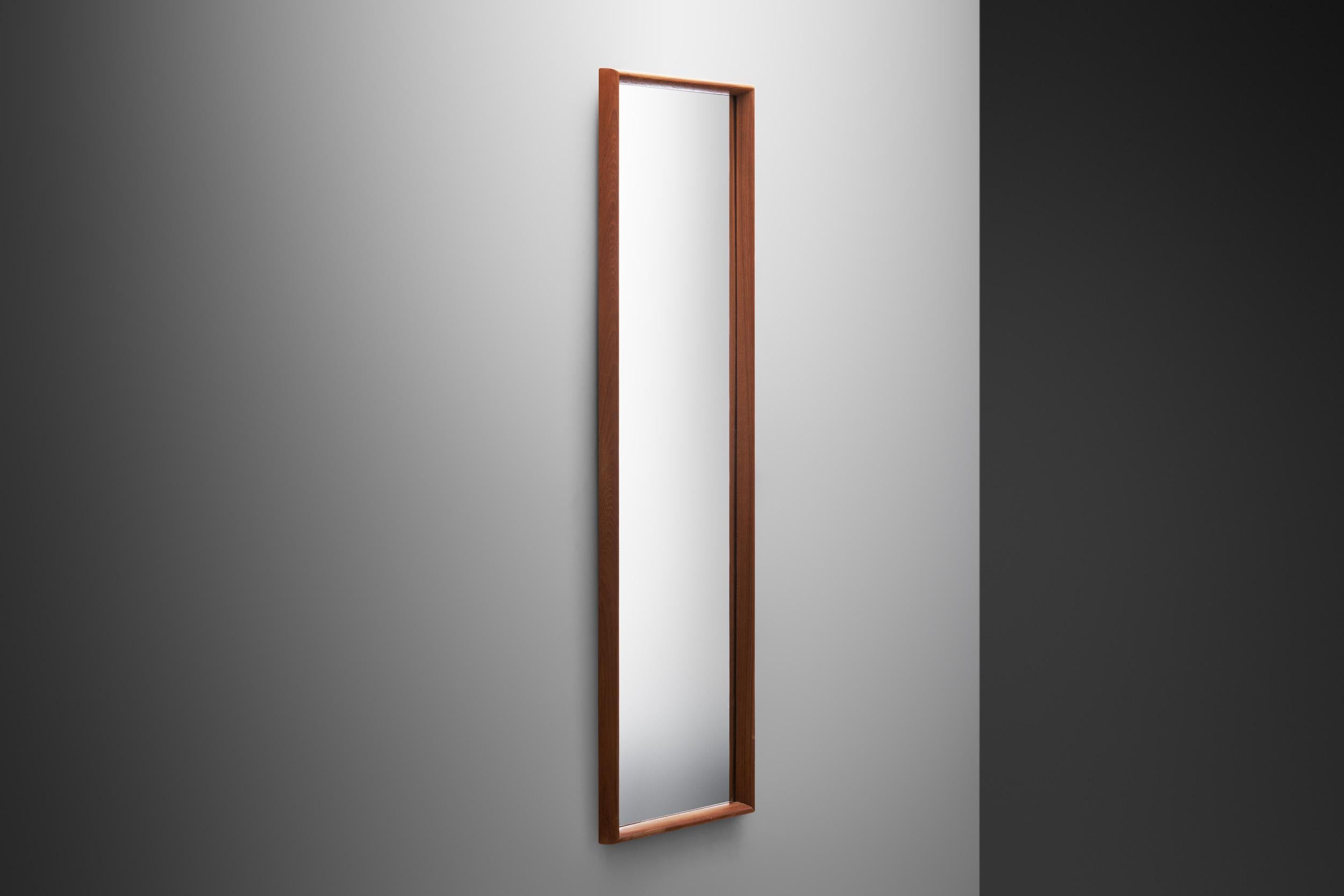 Suédois Miroir en bois massif moderne du milieu du siècle dernier par Eriksmålaglas, Suède ca 1950s en vente