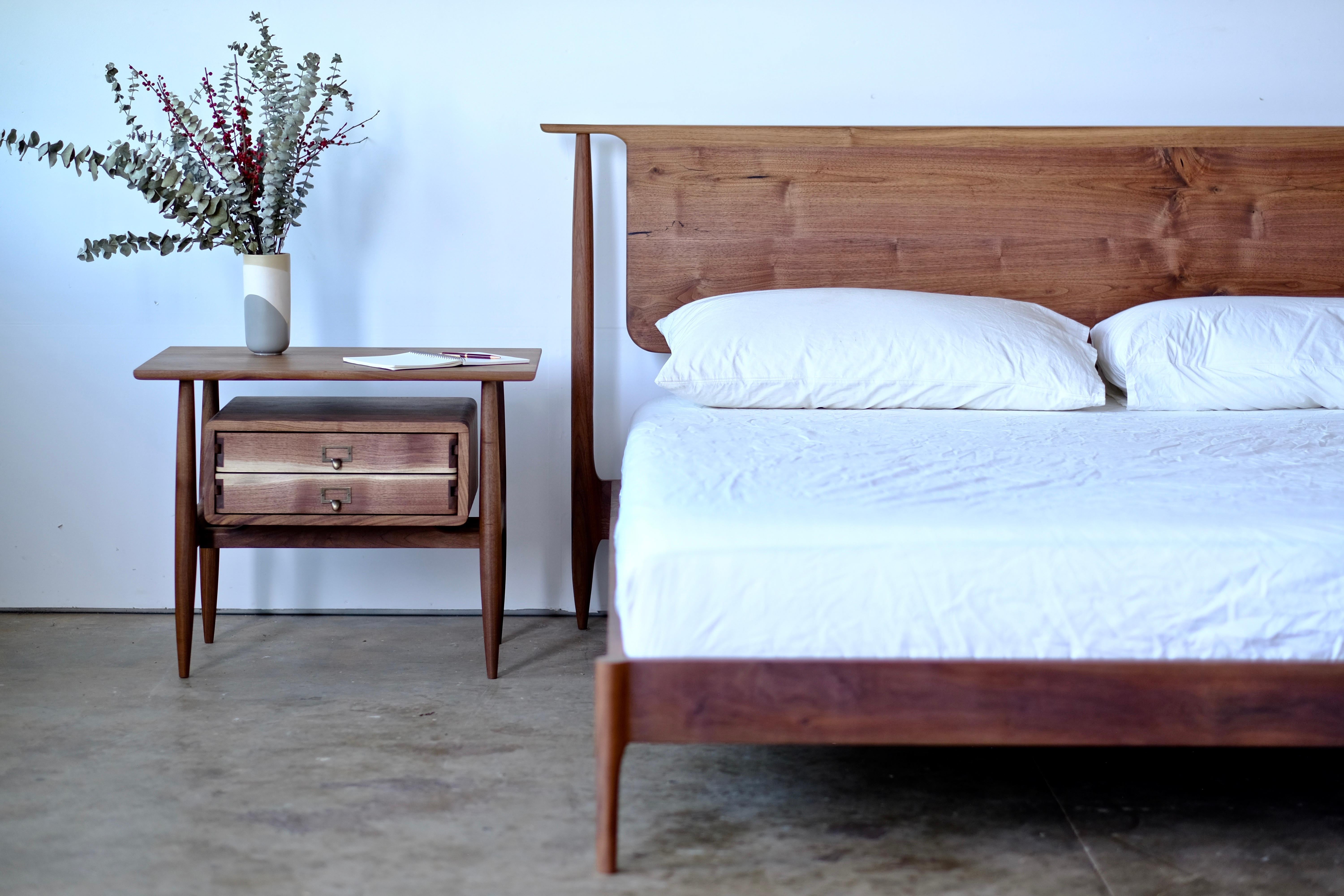 Mid century Modern Solid Wood Platform Bed In New Condition For Sale In Vancouver, WA