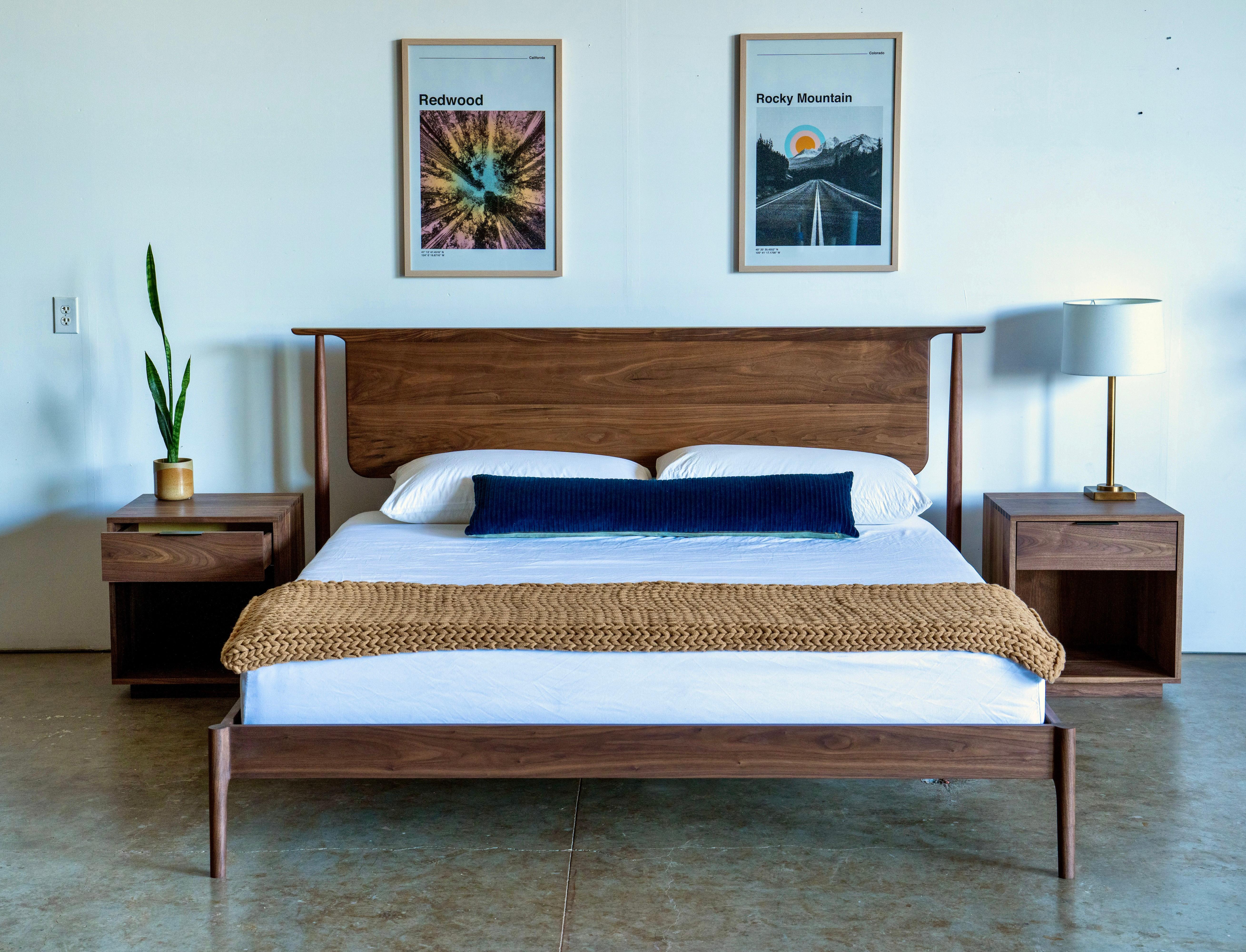 Mid century Modern Solid Wood Platform Bed In New Condition For Sale In Vancouver, WA