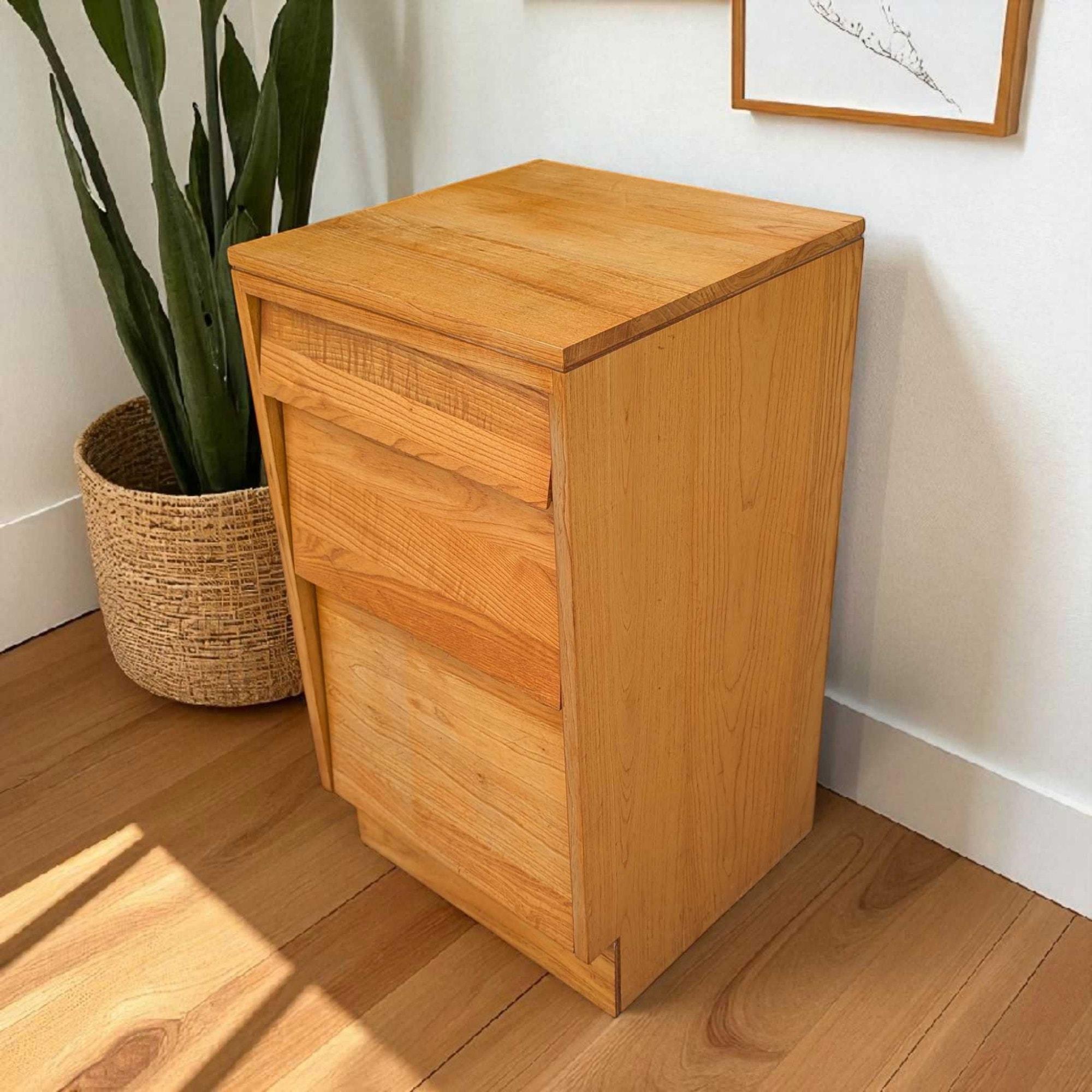 Table de nuit à trois tiroirs en bois massif de style moderne du milieu du siècle par Woodland Furniture en vente 2