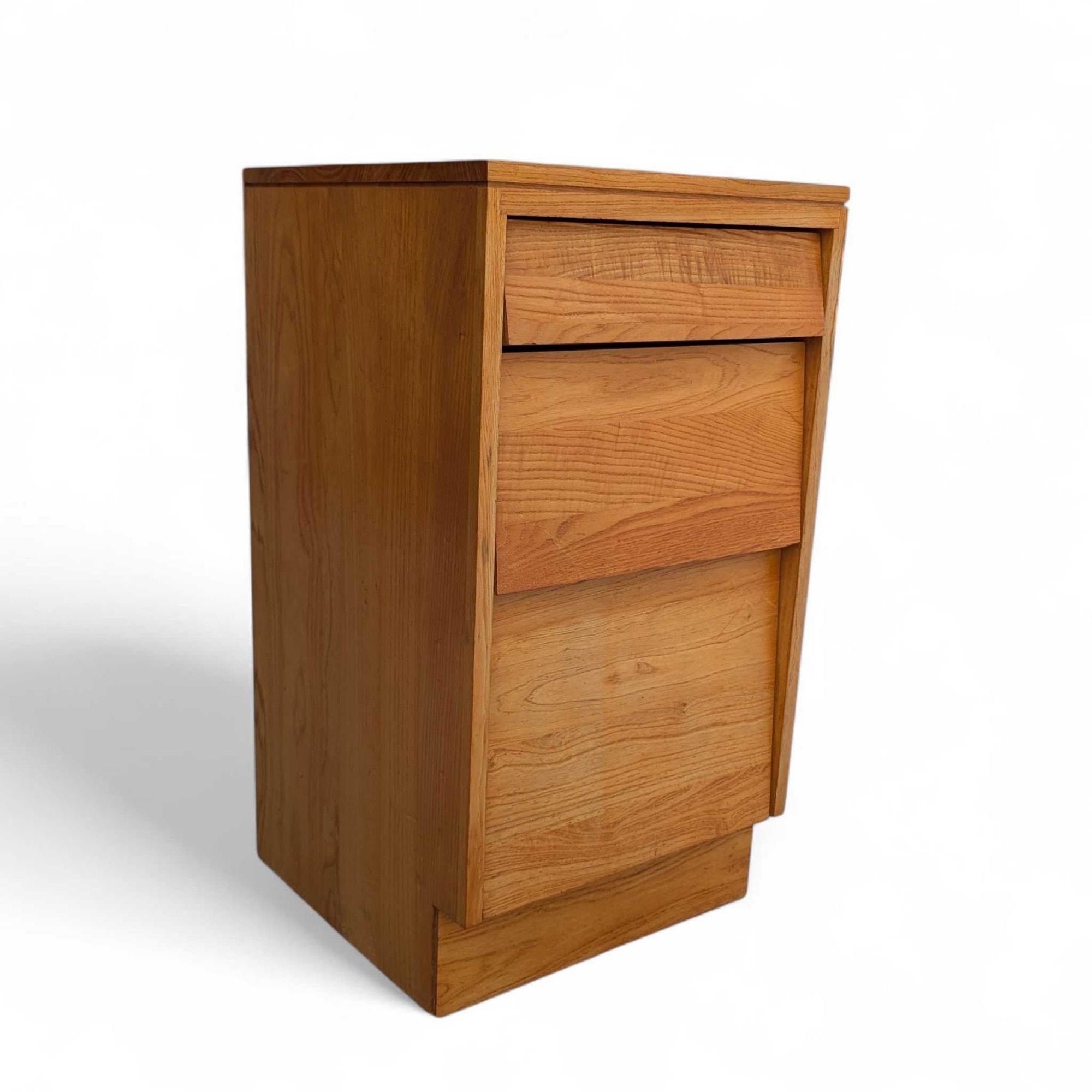 Table de nuit à trois tiroirs en bois massif de style moderne du milieu du siècle par Woodland Furniture en vente 3