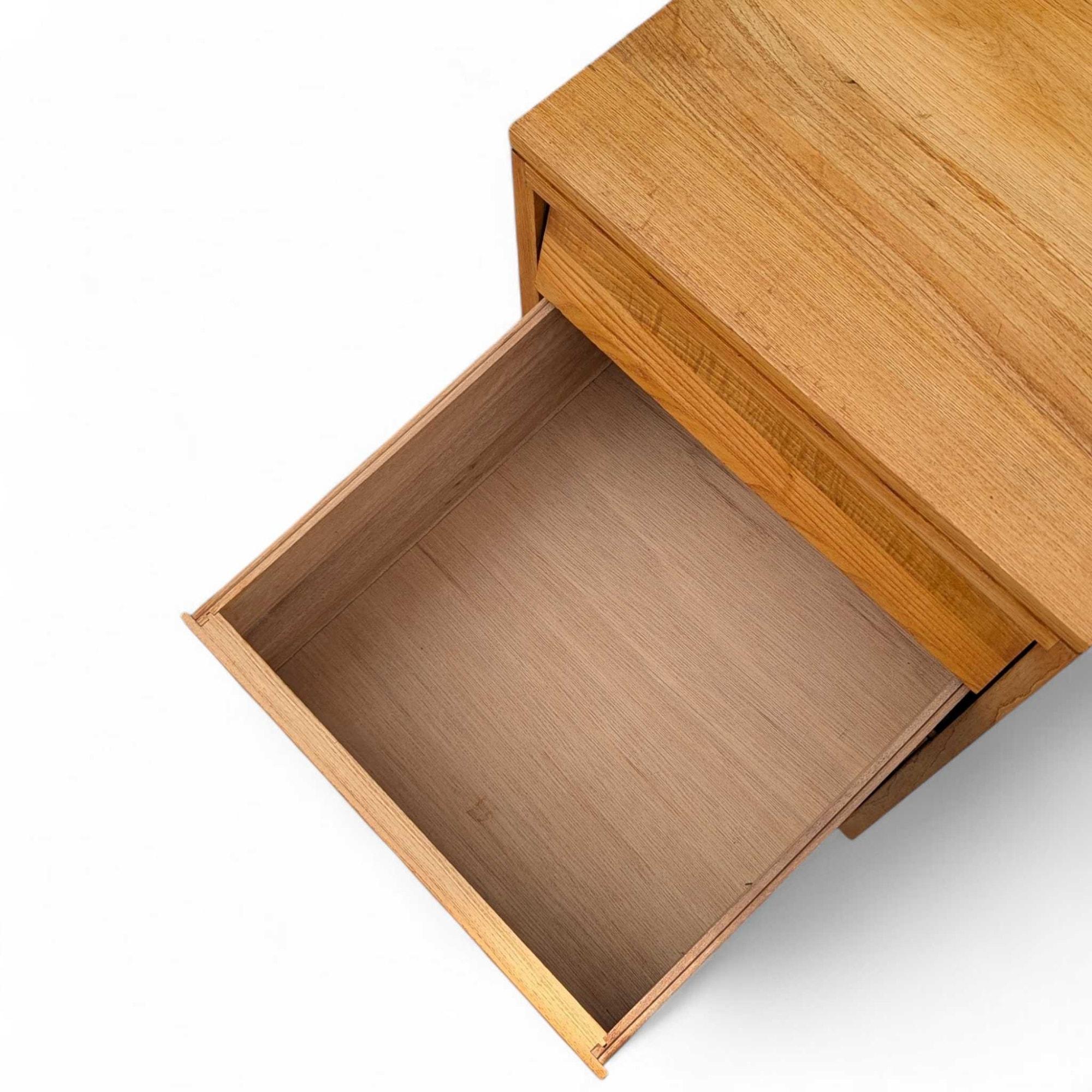 Table de nuit à trois tiroirs en bois massif de style moderne du milieu du siècle par Woodland Furniture en vente 4