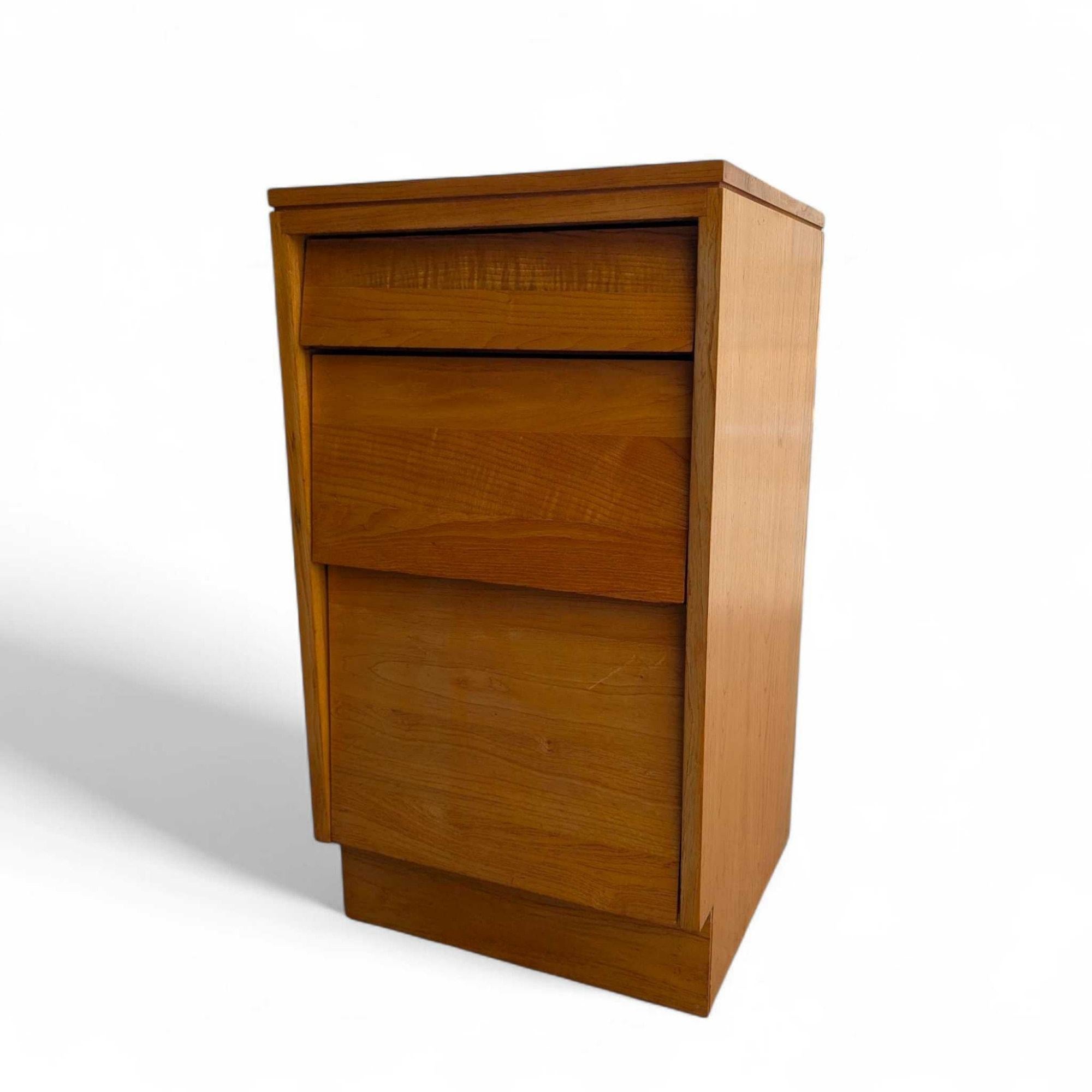 Table de nuit à trois tiroirs en bois massif de style moderne du milieu du siècle par Woodland Furniture en vente 5