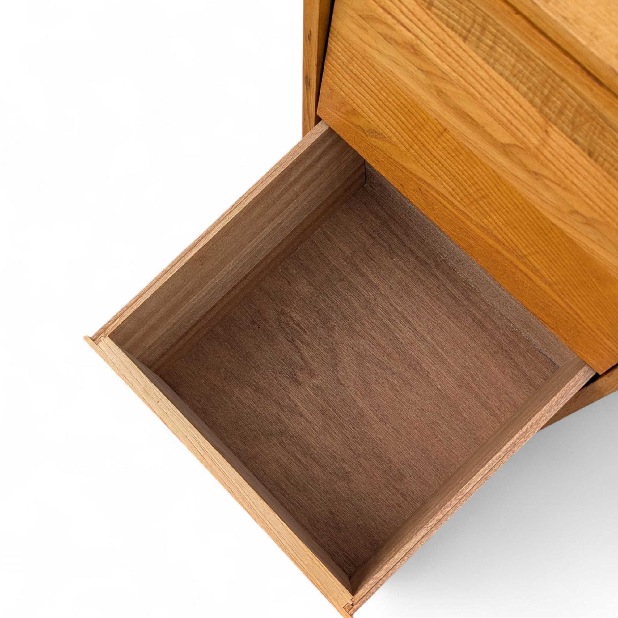 Table de nuit à trois tiroirs en bois massif de style moderne du milieu du siècle par Woodland Furniture en vente 6